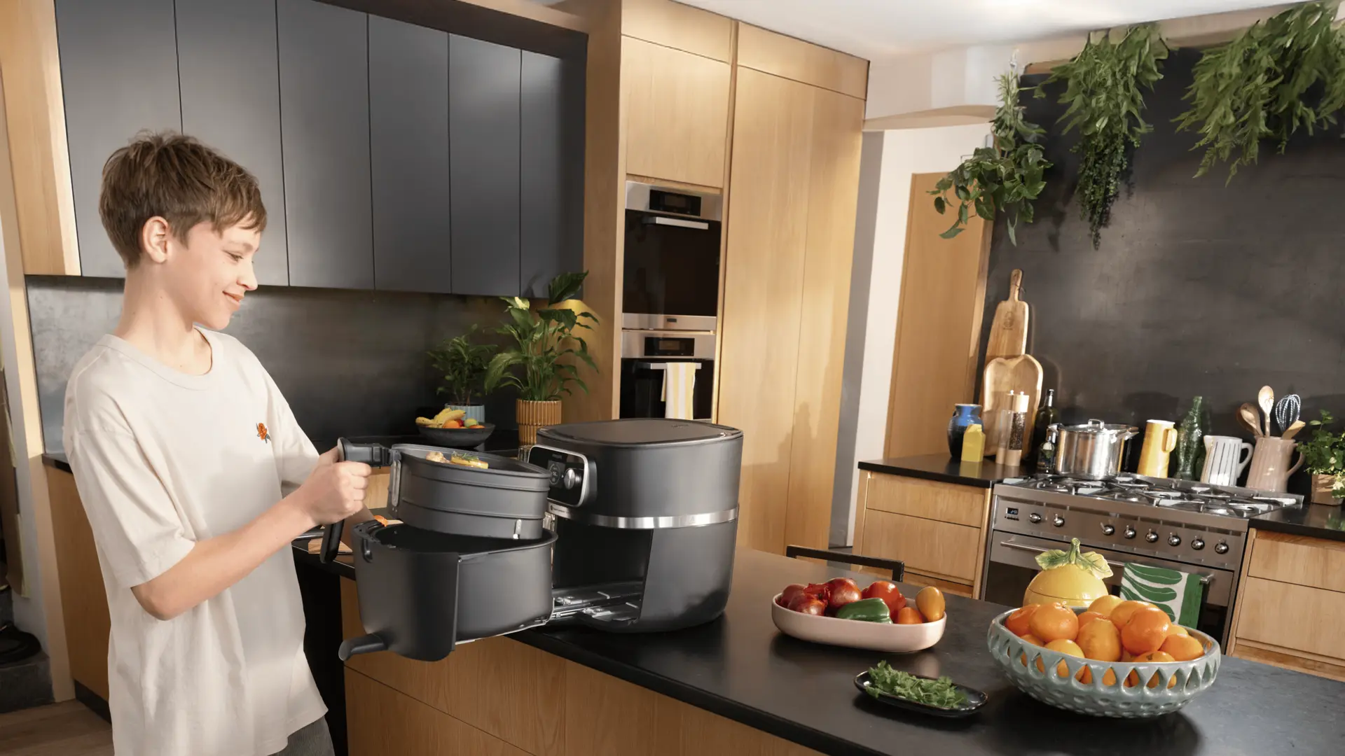 De mand steunt op de EasySlide rail, zo schuift hij makkelijk en veilig in en uit de Airfryer De mand steunt op de EasySlide rail, zo schuift hij makkelijk en veilig in en uit de Airfryer