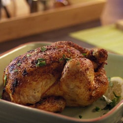 Grillad kyckling i Airfryer. Stekt kyckling i en skål. En utsökt portion krispig, gyllene kyckling, redo att avnjutas. Grillad kyckling i Airfryer. Stekt kyckling i en skål. En utsökt portion krispig, gyllene kyckling, redo att avnjutas.
