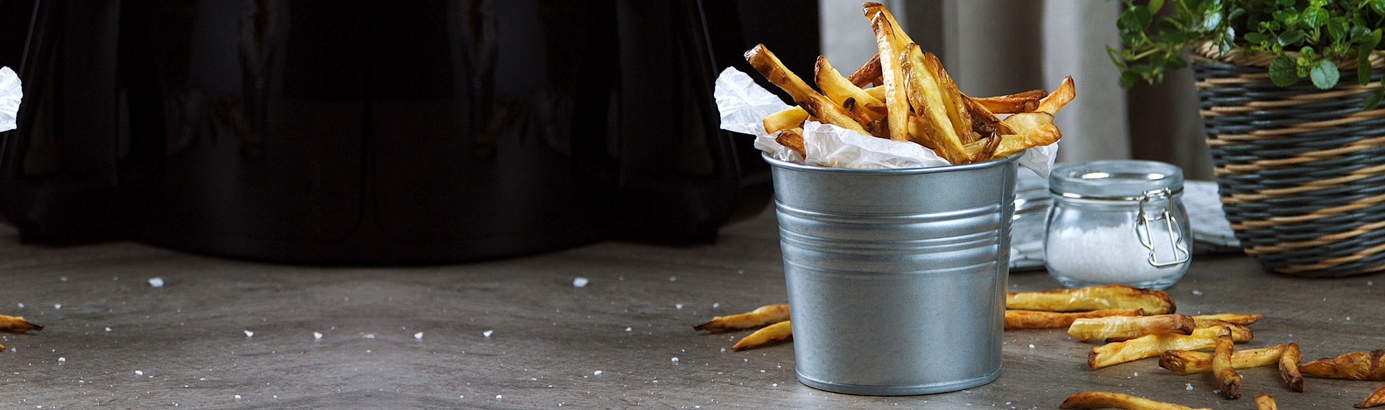 Luftstekte poteter serveres i en blikkboks, drysset med salt og klar til å nytes. Luftstekte poteter serveres i en blikkboks, drysset med salt og klar til å nytes.