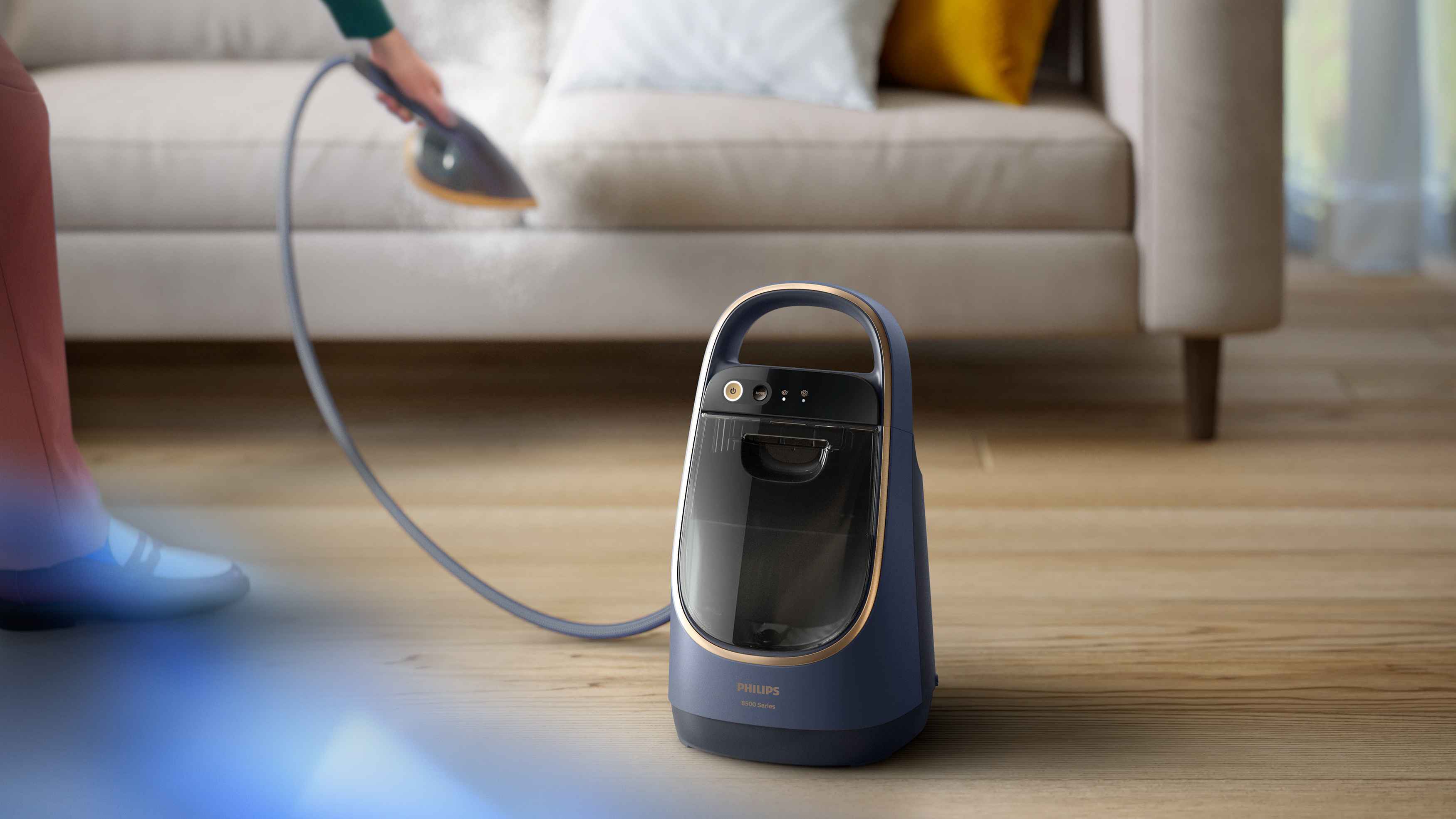 Philips All-in-One: Premium-vaatehuolto 8500-sarjalla. Höyrytä vaatteet ja huonekalut vaivattomasti, esiteltynä tyylikkäässä ympäristössä. Philips All-in-One: Premium-vaatehuolto 8500-sarjalla. Höyrytä vaatteet ja huonekalut vaivattomasti, esiteltynä tyylikkäässä ympäristössä.