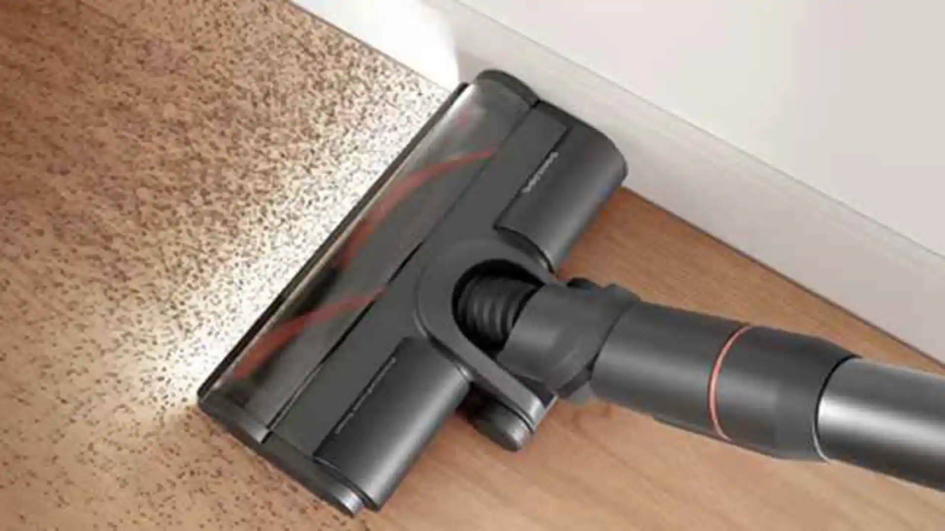 LED světla odhalí skrytý prach před hubicí LED světla odhalí skrytý prach před hubicí