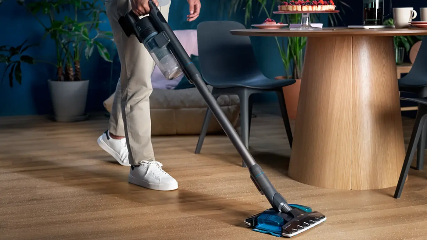 Philips Aqua Plus 8000: En sladdlös skaftdammsugare med avancerade funktioner för överlägsen golvrengöring och enkel moppning, sedd städa ett stilfullt vardagsrum. Philips Aqua Plus 8000: En sladdlös skaftdammsugare med avancerade funktioner för överlägsen golvrengöring och enkel moppning, sedd städa ett stilfullt vardagsrum.