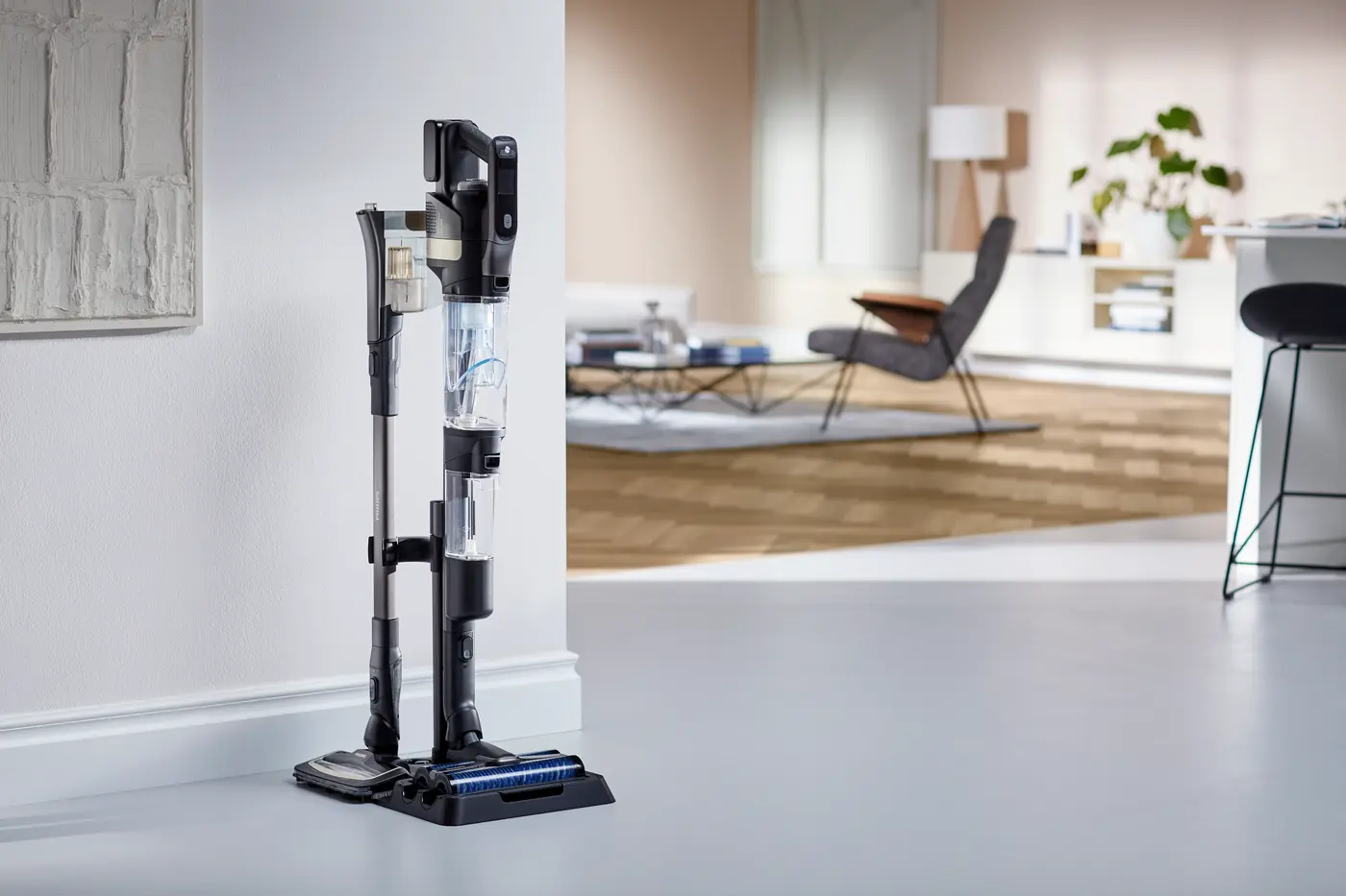 Bezprzewodowy system odkurzacza Philips AquaTrio 9000 na stacji ładującej. Elegancki, modułowy design do wszechstronnego czyszczenia podłóg, idealnie pasuje do nowoczesnych wnętrz. Bezprzewodowy system odkurzacza Philips AquaTrio 9000 na stacji ładującej. Elegancki, modułowy design do wszechstronnego czyszczenia podłóg, idealnie pasuje do nowoczesnych wnętrz.