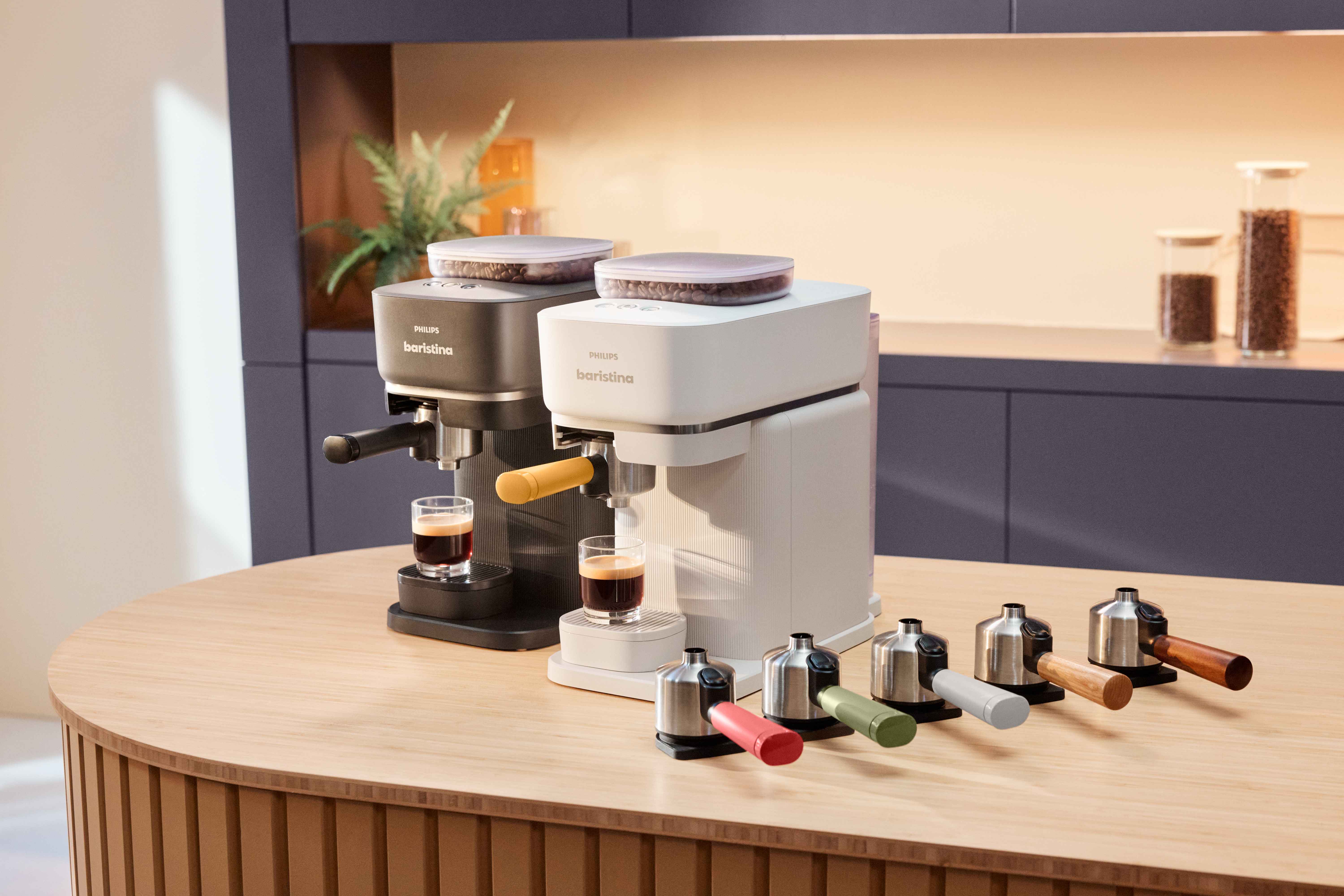 Harmaat ja valkoiset Philips Baristina -kahvikoneet, valmiina valmistamaan täydellistä espressoa. Jokaisessa laitteessa on tyylikäs papusäiliö. Philipsin suodatinkahvojen kokoelma täydentää kokonaisuuden. Harmaat ja valkoiset Philips Baristina -kahvikoneet, valmiina valmistamaan täydellistä espressoa. Jokaisessa laitteessa on tyylikäs papusäiliö. Philipsin suodatinkahvojen kokoelma täydentää kokonaisuuden.