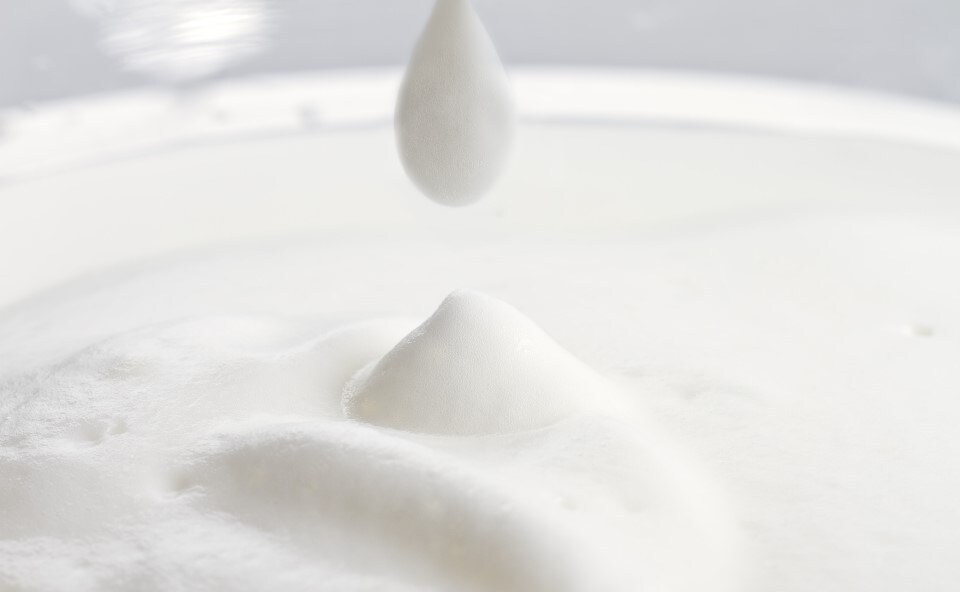 Zbliżenie na spienione mleko Zbliżenie na spienione mleko