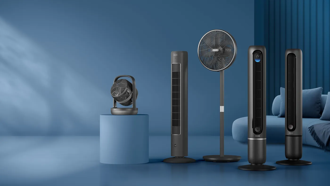 Philips vifteserien: tårnvifte, stativvifte og kompakt luftsirkulator i en moderne stue. Philips vifteserien: tårnvifte, stativvifte og kompakt luftsirkulator i en moderne stue.