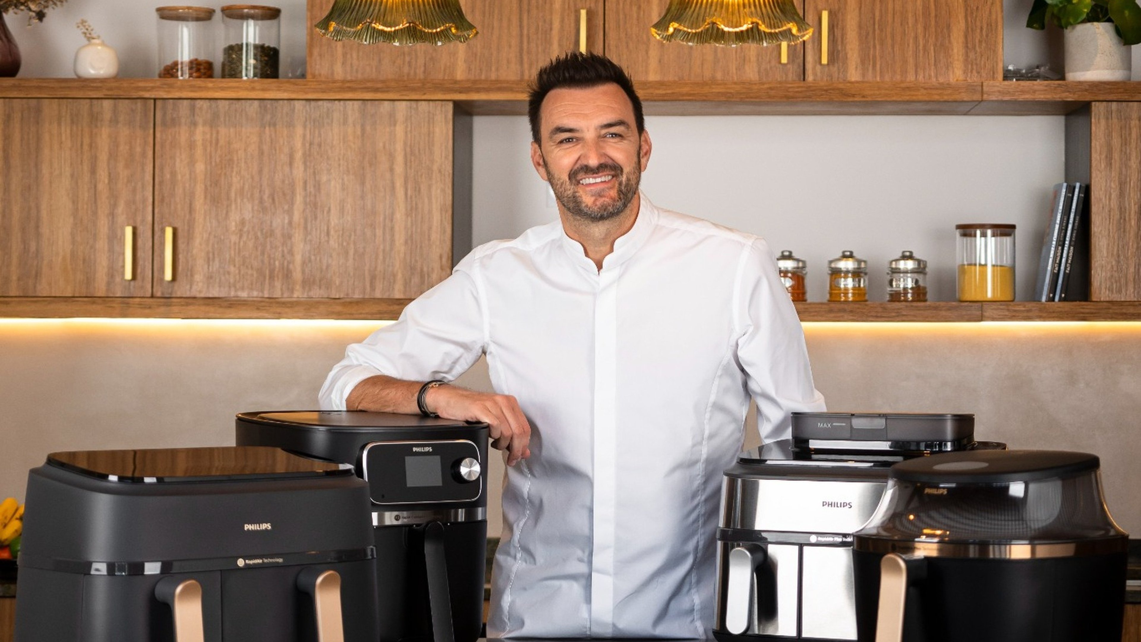 Le chef Cyril Lignac et Philips s’invitent dans votre cuisine ! Trouvez l'Airfryer qu'il vous faut et préparez des recettes savoureuses et saines, comme un chef ! Le chef Cyril Lignac et Philips s’invitent dans votre cuisine ! Trouvez l'Airfryer qu'il vous faut et préparez des recettes savoureuses et saines, comme un chef !