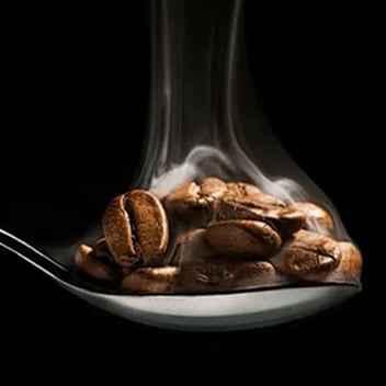 Philips kaffebønner på en skje: Aromatiske og lett dampende, lover en rik og smakfull kaffeopplevelse med en distinkt aroma. Philips kaffebønner på en skje: Aromatiske og lett dampende, lover en rik og smakfull kaffeopplevelse med en distinkt aroma.