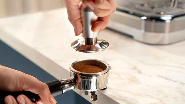 Att göra en fyllig espresso med en Philips espressomaskin. Användningen av Philips precisionstamper för att komprimera nymalet kaffe i portafiltret garanterar en perfekt och jämn pressning. Att göra en fyllig espresso med en Philips espressomaskin. Användningen av Philips precisionstamper för att komprimera nymalet kaffe i portafiltret garanterar en perfekt och jämn pressning.