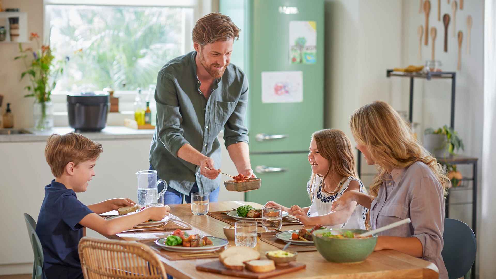Upplev Philips Cookers. Se en glad familjemåltid, enkelt tillagad med överlägsen design och banbrytande teknik. Upplev Philips Cookers. Se en glad familjemåltid, enkelt tillagad med överlägsen design och banbrytande teknik.