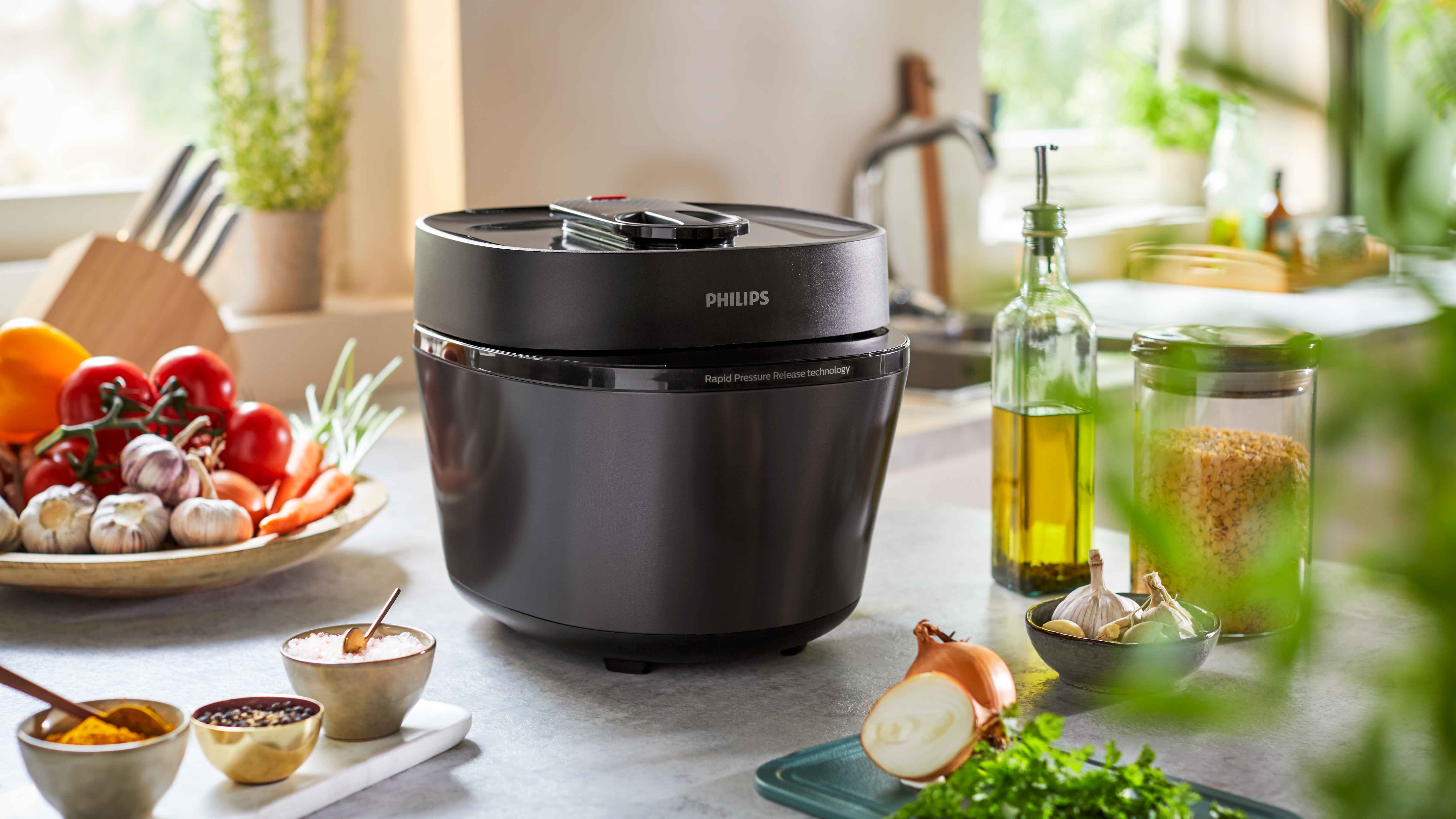 Philips-keittimien huippuosaaminen kuvassa: musta monitoimikeitin työtasolla, nopea paineenpoisto ja tyylikäs ulkoasu yhdistyvät saumattomasti. Gourmet-keittiökokemus. Philips-keittimien huippuosaaminen kuvassa: musta monitoimikeitin työtasolla, nopea paineenpoisto ja tyylikäs ulkoasu yhdistyvät saumattomasti. Gourmet-keittiökokemus.