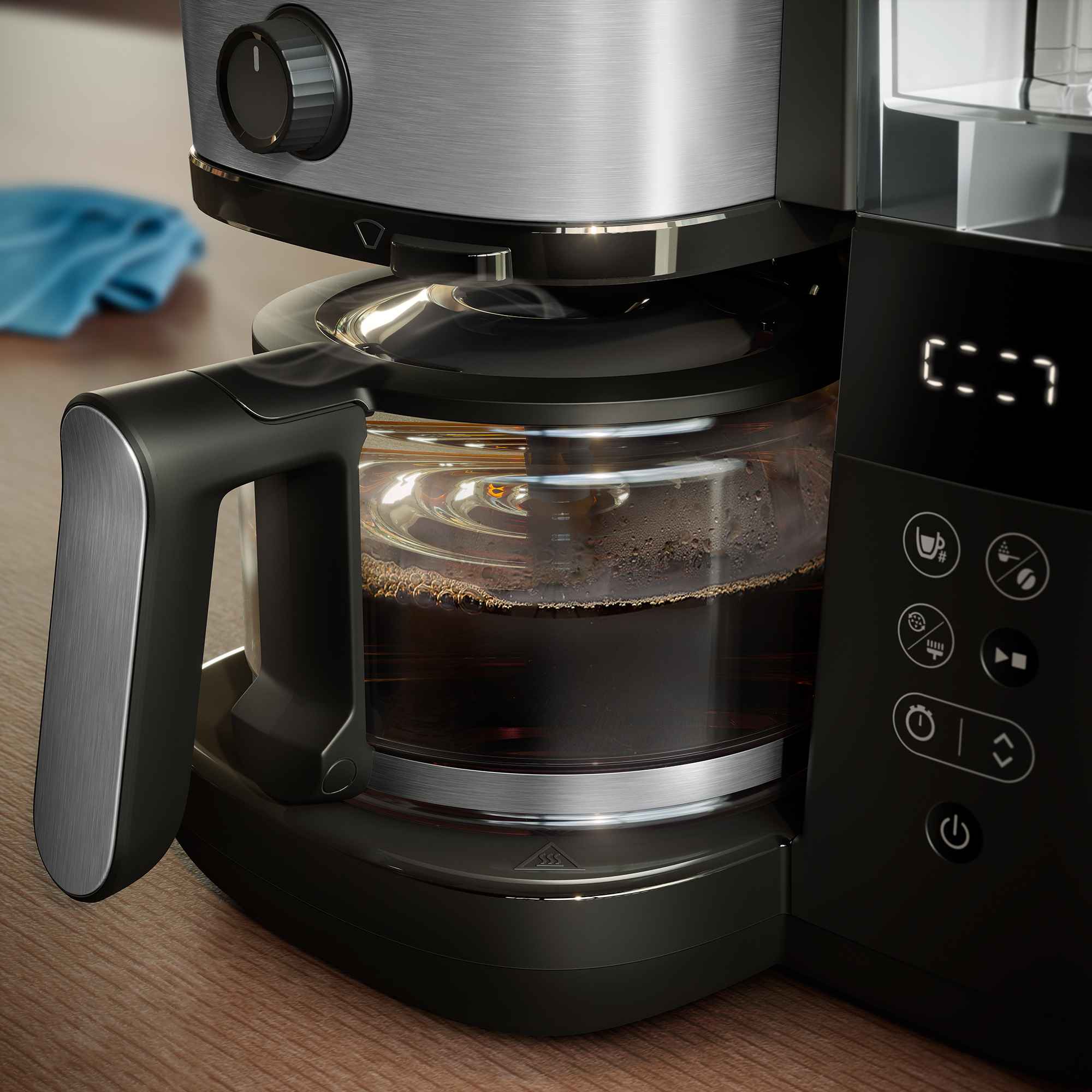 Nahaufnahme der Philips Drip Filter Kaffeemaschine beim Brühen, mit Glaskaraffe, Akzenten aus gebürstetem Metall und digitalen Bedienelementen. Hervorhebung der Brühleistung. Nahaufnahme der Philips Drip Filter Kaffeemaschine beim Brühen, mit Glaskaraffe, Akzenten aus gebürstetem Metall und digitalen Bedienelementen. Hervorhebung der Brühleistung.