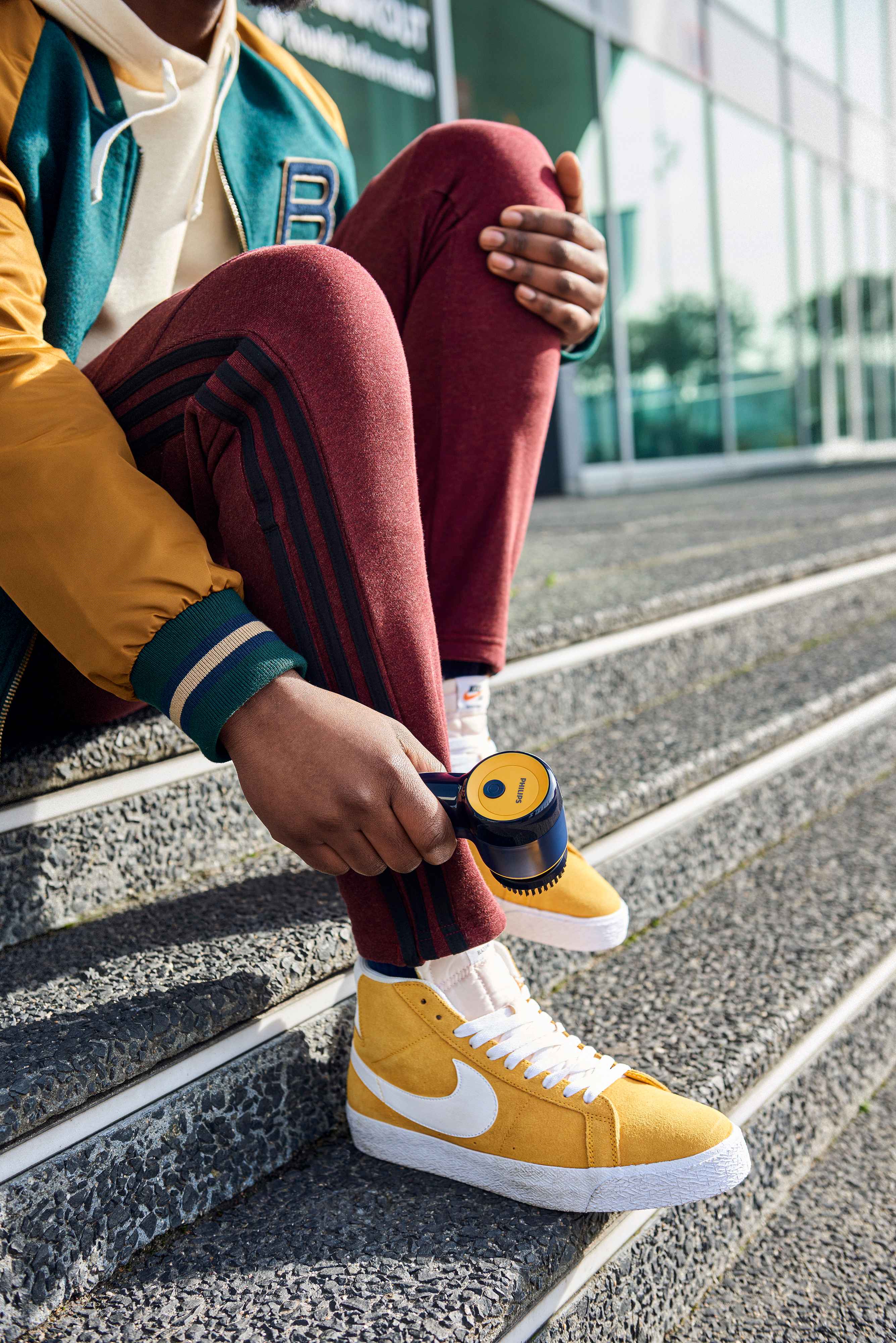 Philips Essentials nuppefjerner i bruk på sennepsfargede sneakers. Opplev toppen av klespleie med denne brukervennlige og kompakte enheten. Philips Essentials nuppefjerner i bruk på sennepsfargede sneakers. Opplev toppen av klespleie med denne brukervennlige og kompakte enheten.
