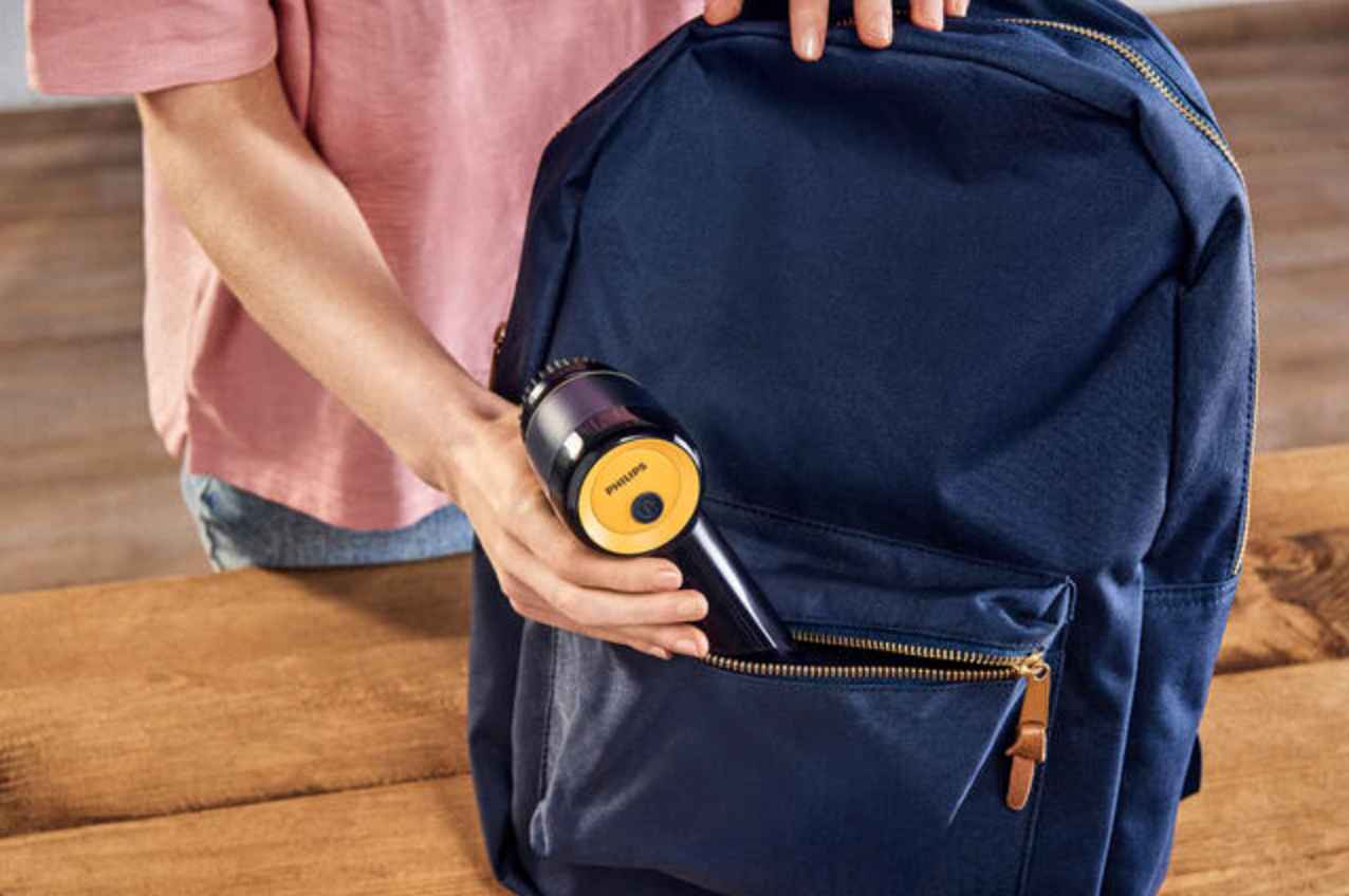 Philips Essentials vaatteidenhoito: Esittelyssä kannettava nukanpoistaja pakattuna. Tämä Philips Essentials -tuote poistaa kätevästi nukan ja pitää vaatteet aina raikkaina. Philips Essentials vaatteidenhoito: Esittelyssä kannettava nukanpoistaja pakattuna. Tämä Philips Essentials -tuote poistaa kätevästi nukan ja pitää vaatteet aina raikkaina.