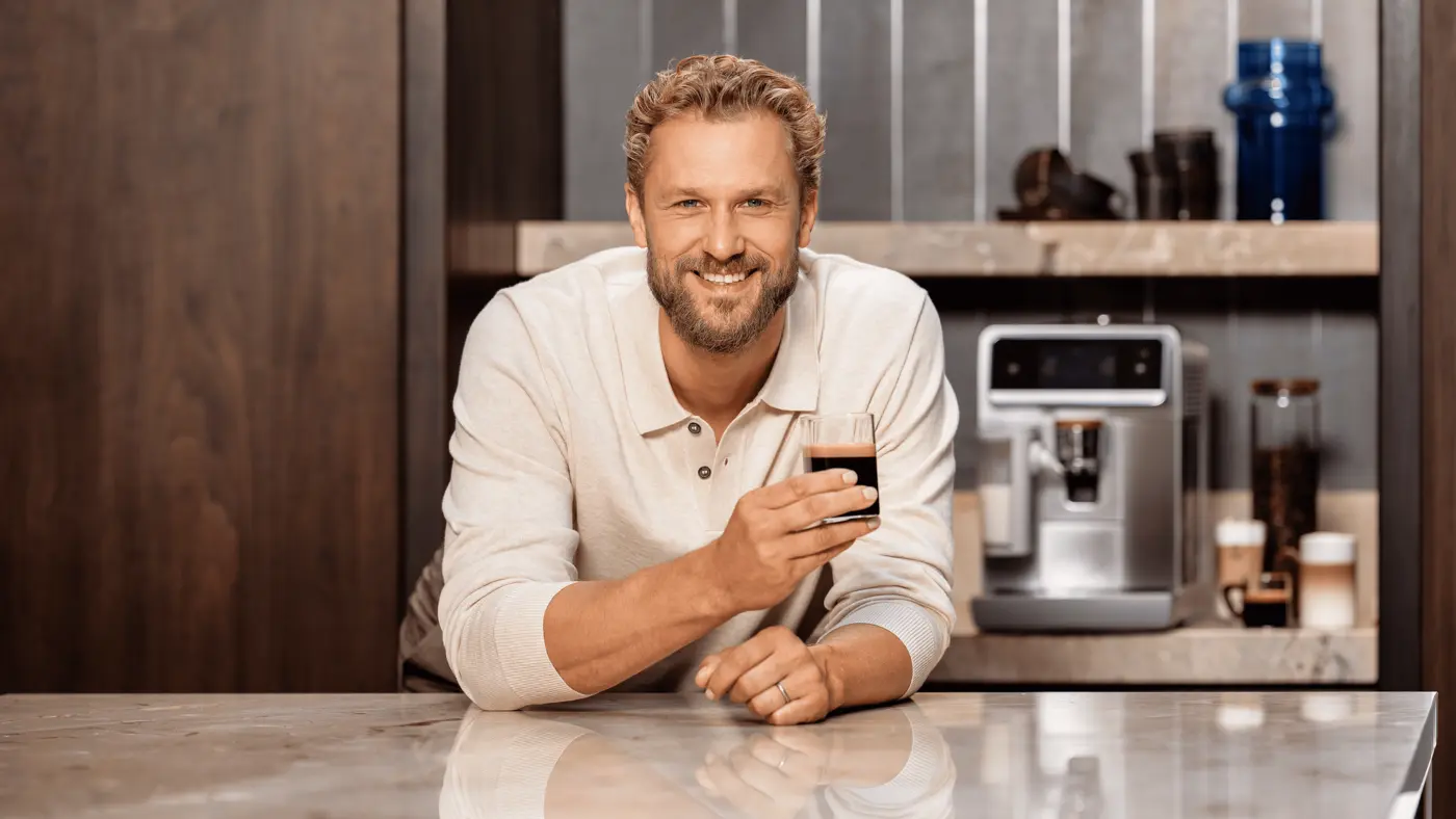 Philips Café Aromis Series 8000-koffiemachine tentoongesteld naast chef-kok Joris Bijdendijk. Philips Café Aromis Series 8000-koffiemachine tentoongesteld naast chef-kok Joris Bijdendijk.