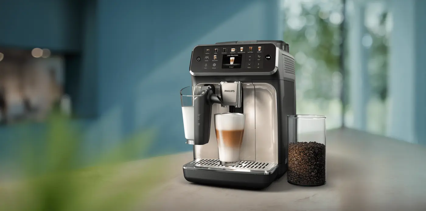 Macchina da caffè Philips LatteGo 5500 che prepara un latte macchiato in una cucina moderna Macchina da caffè Philips LatteGo 5500 che prepara un latte macchiato in una cucina moderna