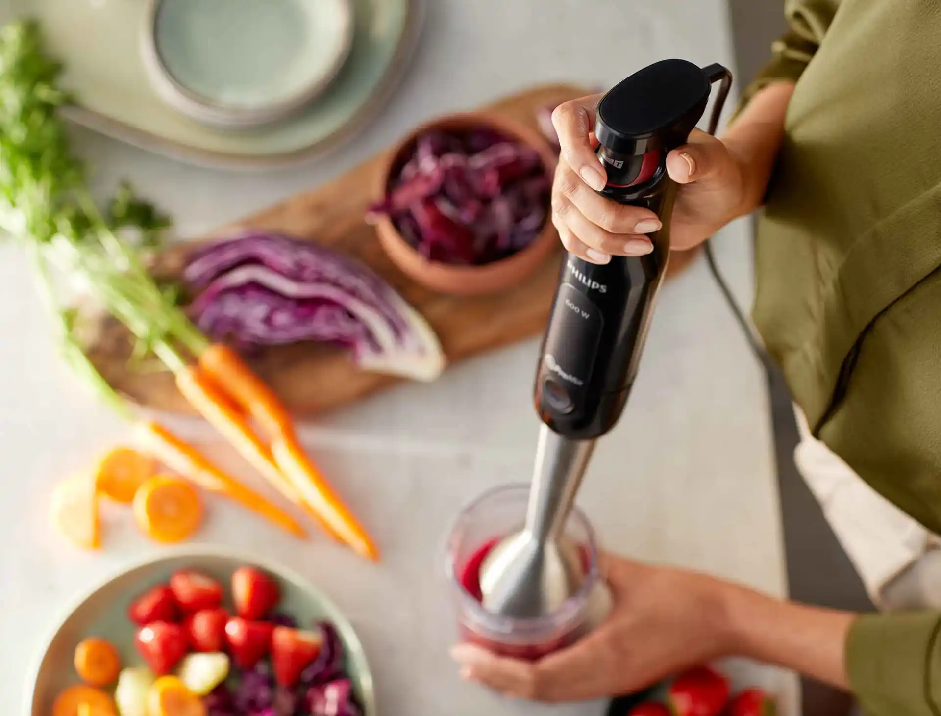 Blend all ingredients, even the toughest ones, quickly and easily Blend all ingredients, even the toughest ones, quickly and easily