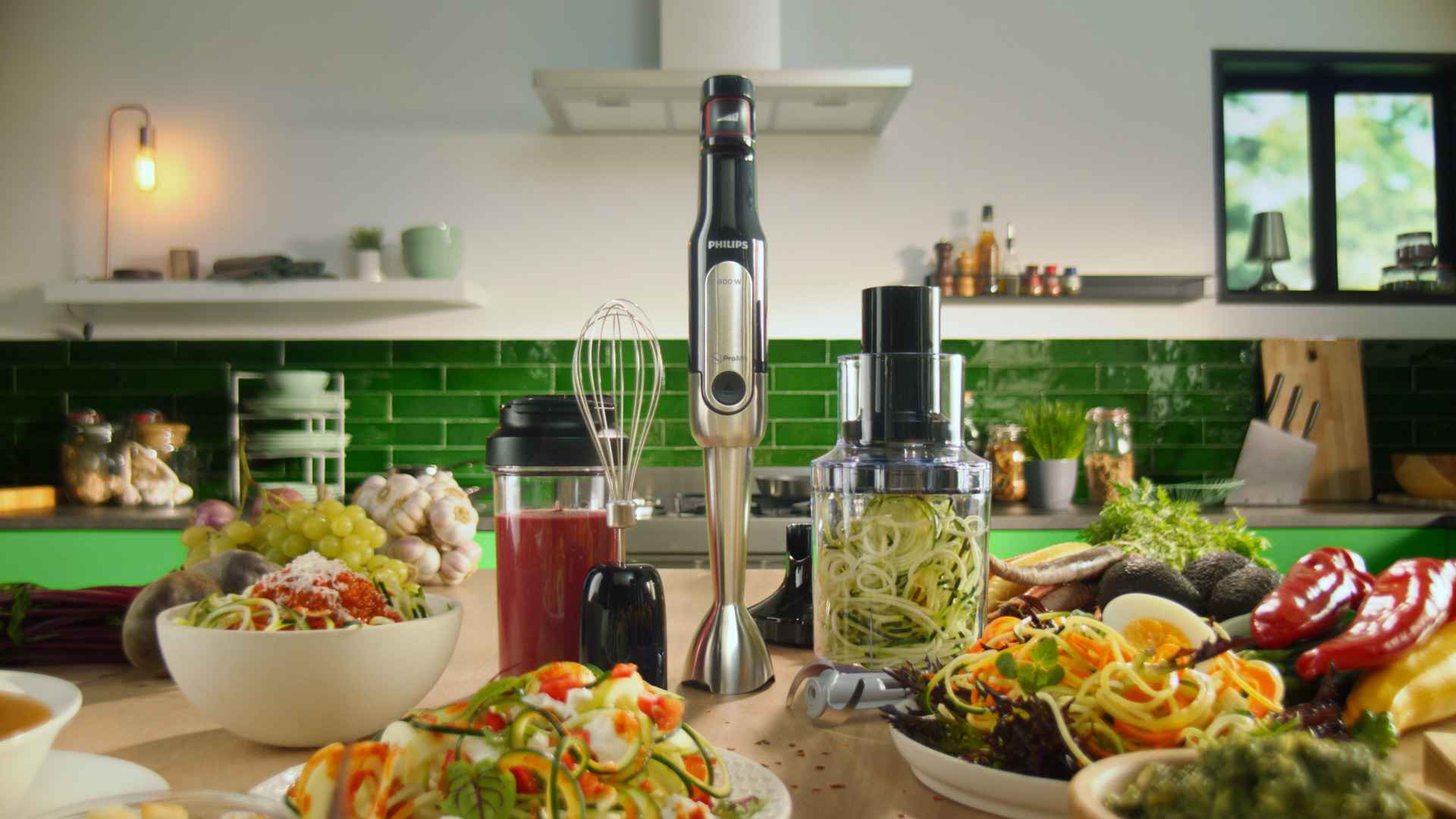 Philips Food Prep -sauvasekoitin esillä eloisassa keittiöympäristössä. Monipuoliseen sekoittimeen kuuluu leikkuri, vispilä ja sekoituskannu, jotka edistävät terveellistä syömistä ja tehokasta ruoanlaittoa. Philips Food Prep -sauvasekoitin esillä eloisassa keittiöympäristössä. Monipuoliseen sekoittimeen kuuluu leikkuri, vispilä ja sekoituskannu, jotka edistävät terveellistä syömistä ja tehokasta ruoanlaittoa.