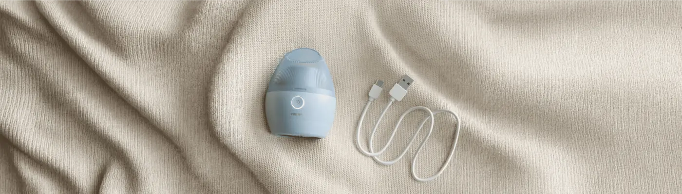 Philips Essentials Garment Care fabric shaver in light blue with charging cable. Experience superior fabric rejuvenation: compact, effective, and easy to use on any fabric. Philips Essentials Garment Care fabric shaver in light blue with charging cable. Experience superior fabric rejuvenation: compact, effective, and easy to use on any fabric.