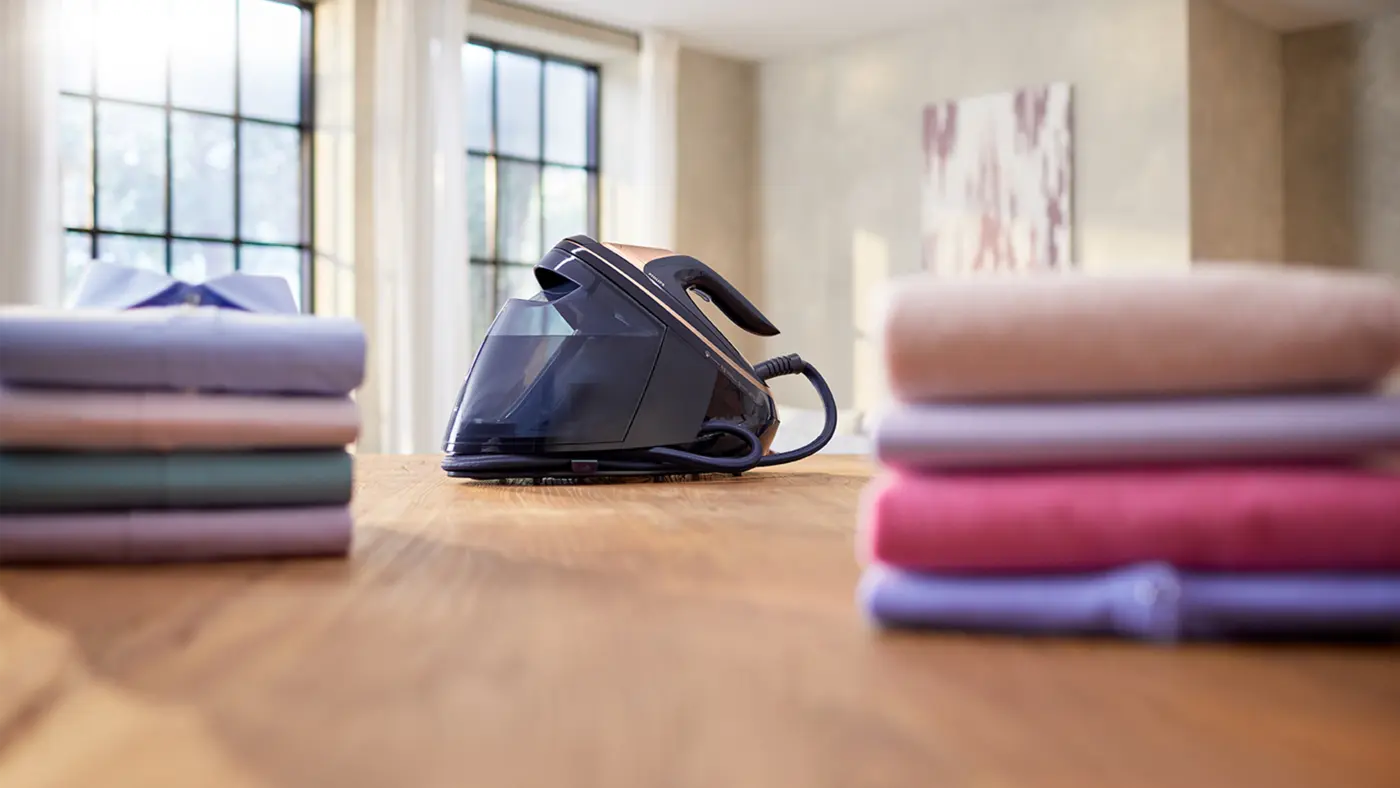 Generatoare de abur Philips: Generator de abur premium cu tehnologie OptimalTEMP, lângă haine pliate impecabil, oferind o experiență superioară și sigură de îngrijire a hainelor. Generatoare de abur Philips: Generator de abur premium cu tehnologie OptimalTEMP, lângă haine pliate impecabil, oferind o experiență superioară și sigură de îngrijire a hainelor.