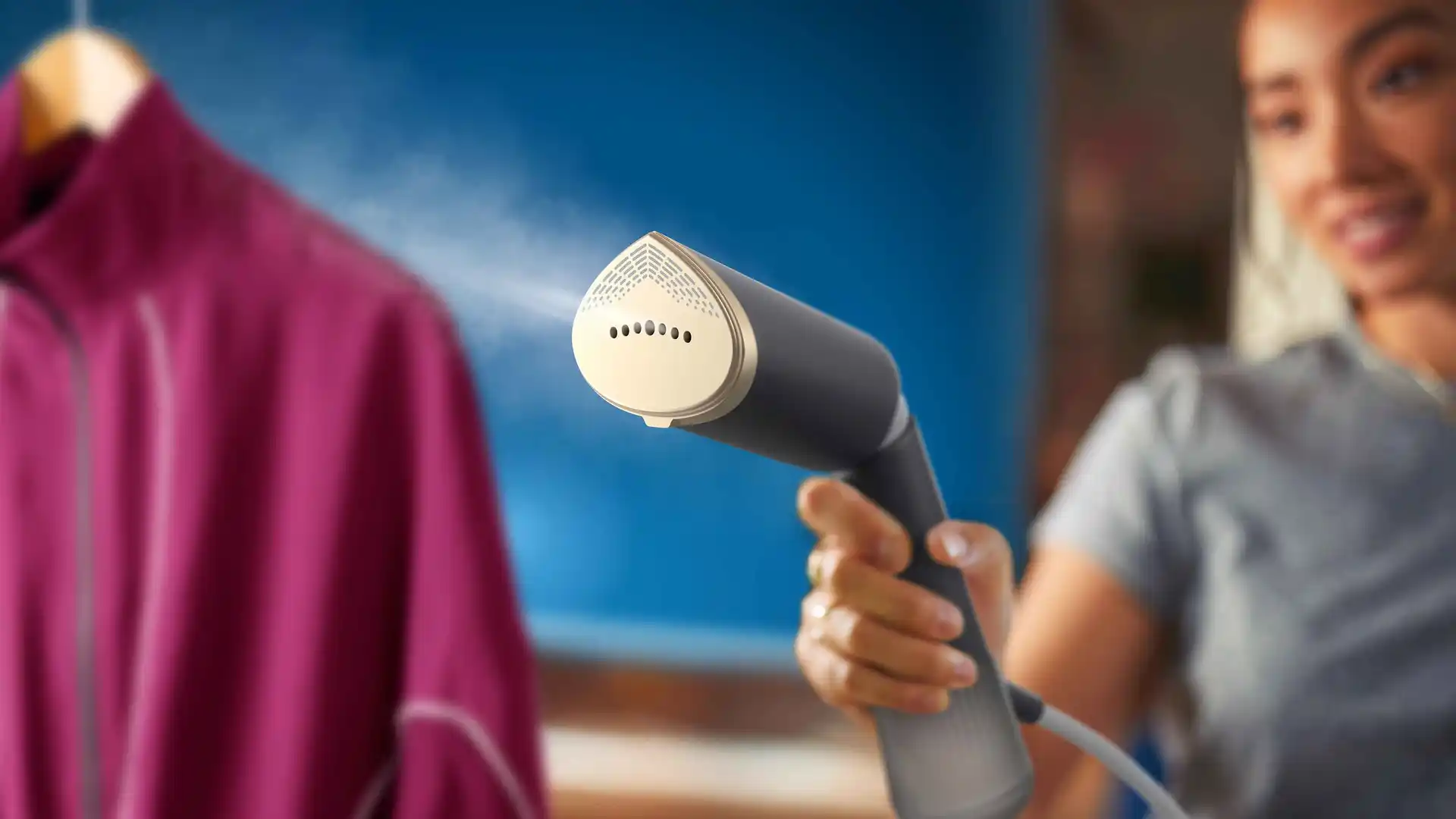 Kiváló eredmény vasalódeszka nélkül a Philips kézi gőzölőkkel Kiváló eredmény vasalódeszka nélkül a Philips kézi gőzölőkkel