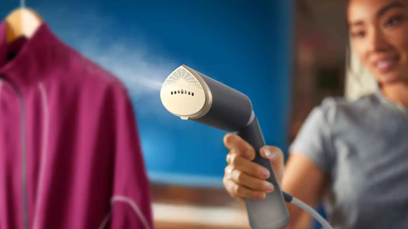 Netezește rapid și comod cutele cu aparatul de călcat vertical cu abur Philips, fără să ai nevoie de o masă de călcat Netezește rapid și comod cutele cu aparatul de călcat vertical cu abur Philips, fără să ai nevoie de o masă de călcat