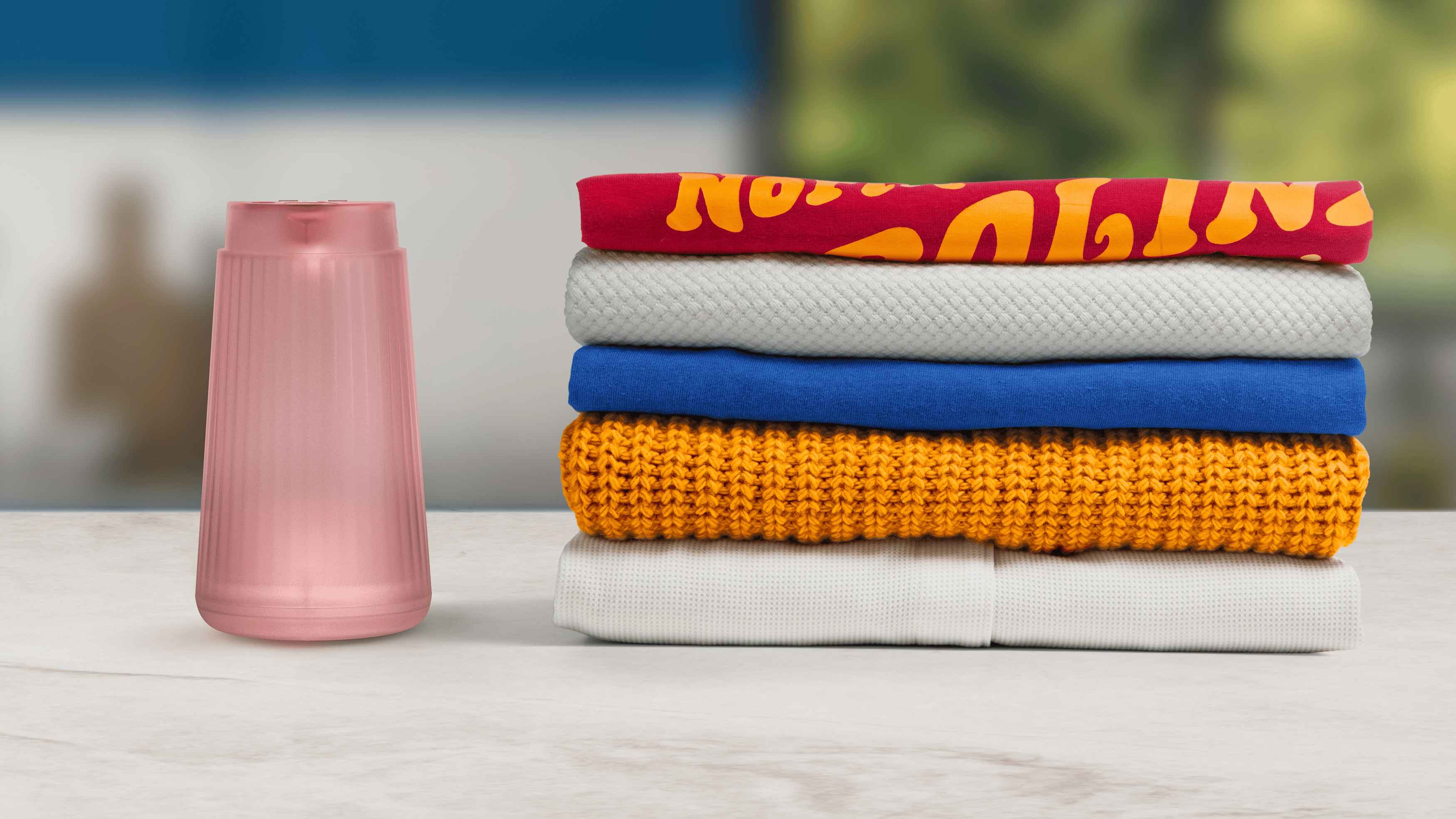 Nærbilde av en rosa Philips håndholdt steamer ved siden av en stabel pent brettede plagg; opplev toppen av klespleie med dette overlegne designet. Nærbilde av en rosa Philips håndholdt steamer ved siden av en stabel pent brettede plagg; opplev toppen av klespleie med dette overlegne designet.