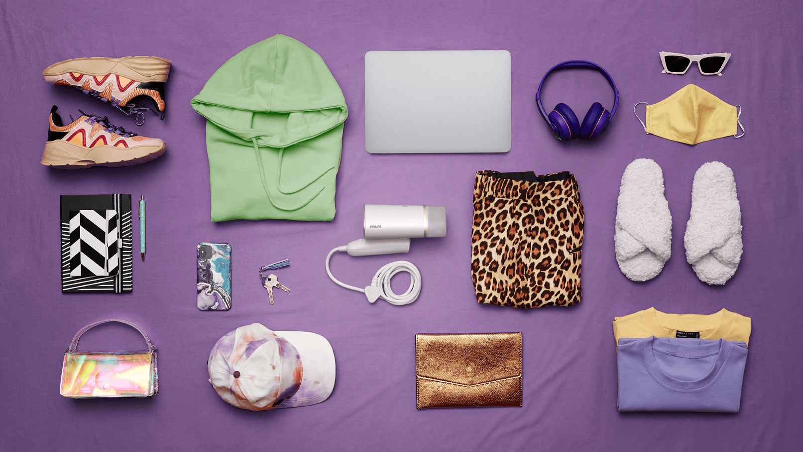 Vaatteiden ja asusteiden flat lay, jossa esitellään Philipsin kädessä pidettävä höyrystin lilaa vasten, täydellinen matkoille. Koe Philips-höyrystinmalliston erinomaisuus täydellisen käyttökokemuksen takaamiseksi. Vaatteiden ja asusteiden flat lay, jossa esitellään Philipsin kädessä pidettävä höyrystin lilaa vasten, täydellinen matkoille. Koe Philips-höyrystinmalliston erinomaisuus täydellisen käyttökokemuksen takaamiseksi.