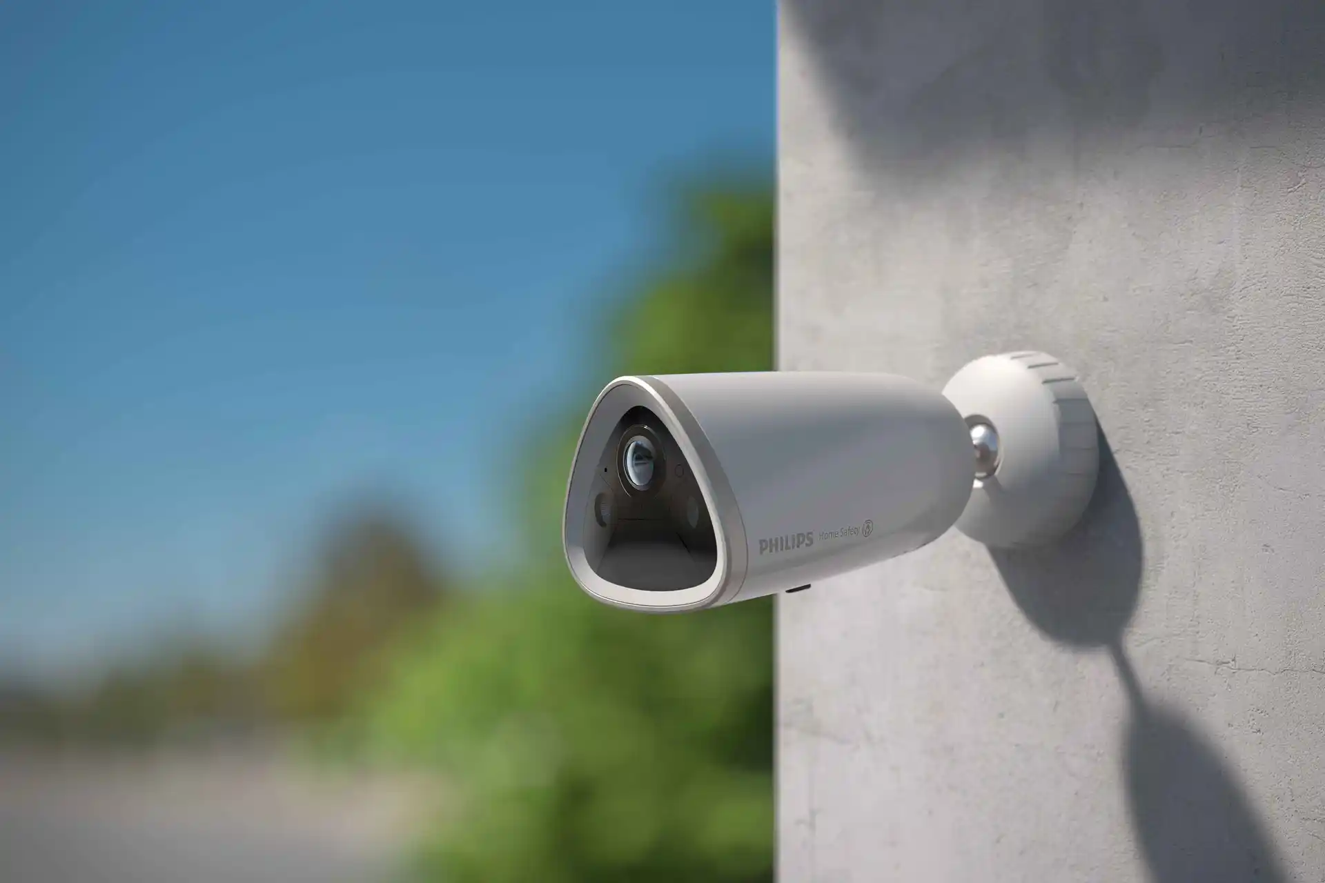 Telecamera Philips Home Safety montata all'esterno; resistente alle intemperie, finitura grigia. L'obiettivo grandangolare cattura immagini nitide per la sicurezza domestica. Telecamera Philips Home Safety montata all'esterno; resistente alle intemperie, finitura grigia. L'obiettivo grandangolare cattura immagini nitide per la sicurezza domestica.