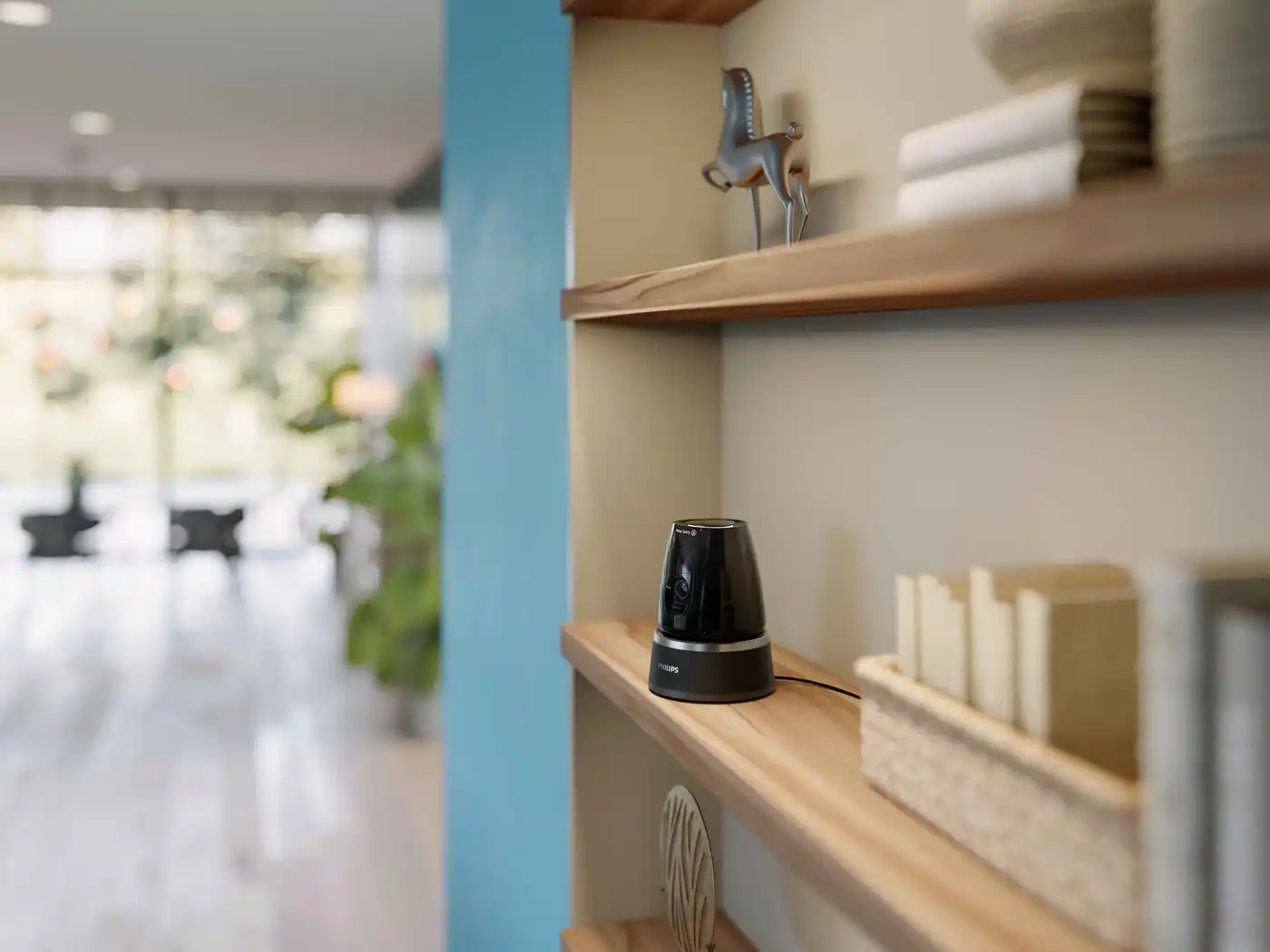 La cámara inteligente Philips Home Safety con acabado negro se muestra en un estante, integrándose perfectamente en un hogar moderno. Cuenta con detección de movimiento integrada y transmisión en vivo. La cámara inteligente Philips Home Safety con acabado negro se muestra en un estante, integrándose perfectamente en un hogar moderno. Cuenta con detección de movimiento integrada y transmisión en vivo.