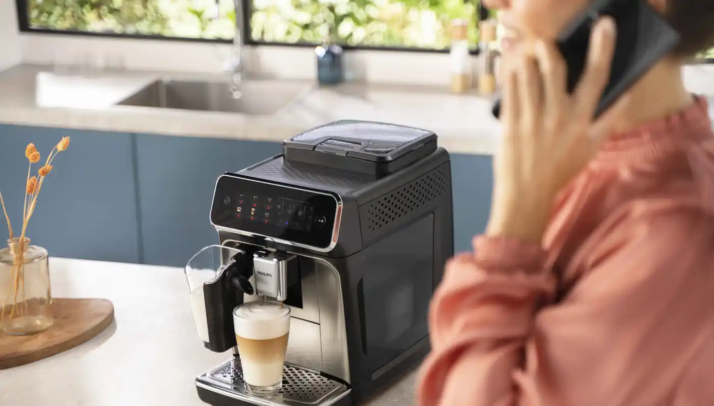 Philips Vollautomatischer Espressomaschine serviert geschichteten Latte Macchiato. Intuitive Touch-Steuerung zeigt schnelle, hochwertige Kaffeezubereitung für vielbeschäftigte Personen. Philips Vollautomatischer Espressomaschine serviert geschichteten Latte Macchiato. Intuitive Touch-Steuerung zeigt schnelle, hochwertige Kaffeezubereitung für vielbeschäftigte Personen.