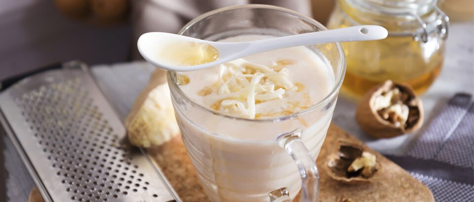 Un pahar de smoothie cu o lingură așezată pe el Un pahar de smoothie cu o lingură așezată pe el