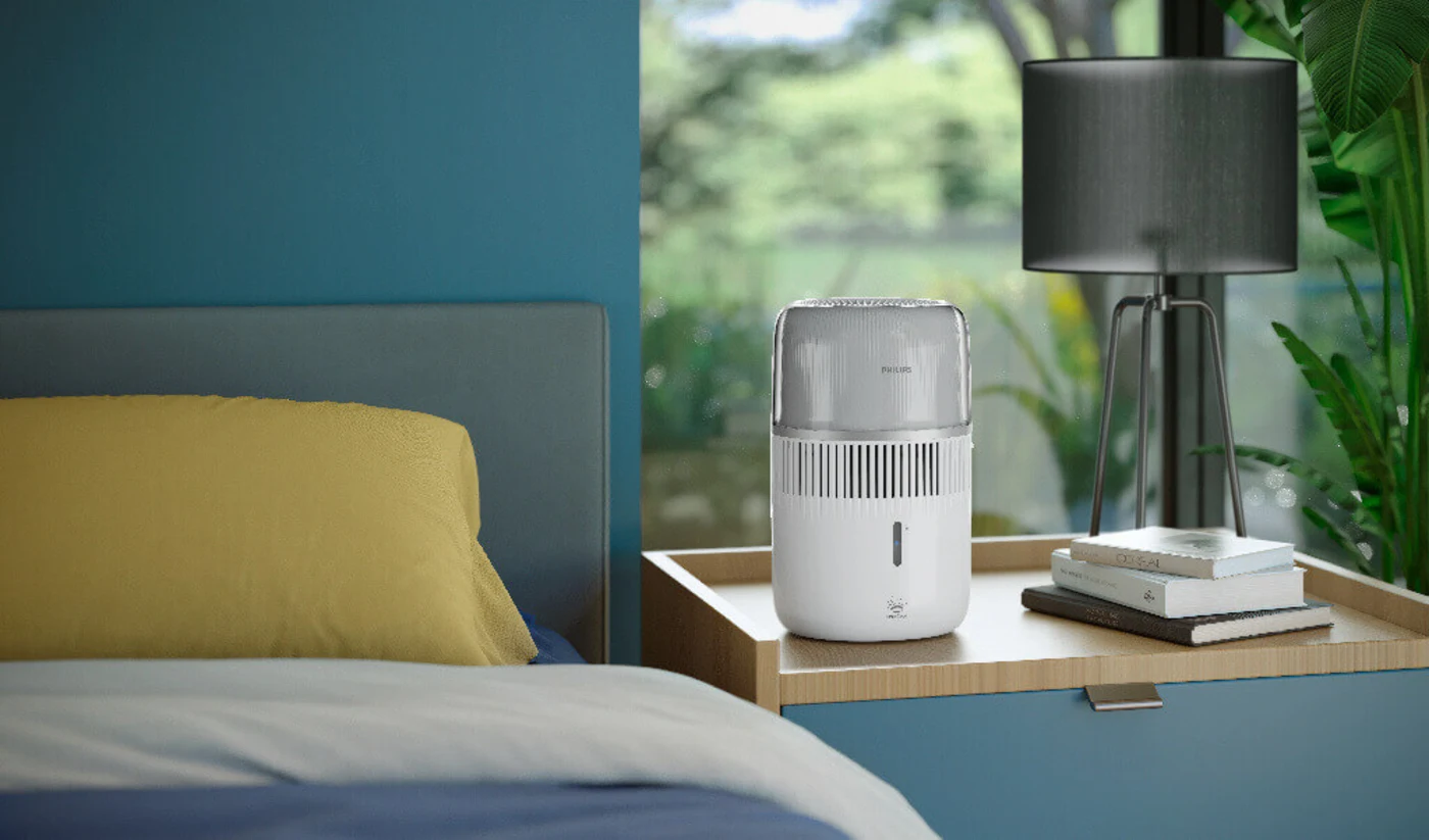 Nawilżacz powietrza Philips na stoliku nocnym obok łóżka Nawilżacz powietrza Philips na stoliku nocnym obok łóżka