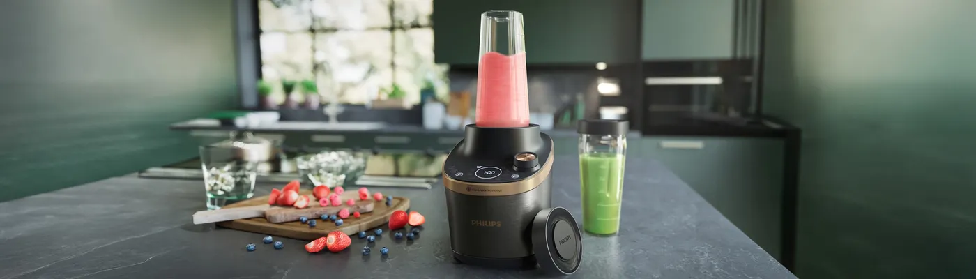 Philips Flip&Juice-blender på en moderne køkkenbordplade blender en pink smoothie med friske jordbær og bær. Philips Flip&Juice-blender på en moderne køkkenbordplade blender en pink smoothie med friske jordbær og bær.