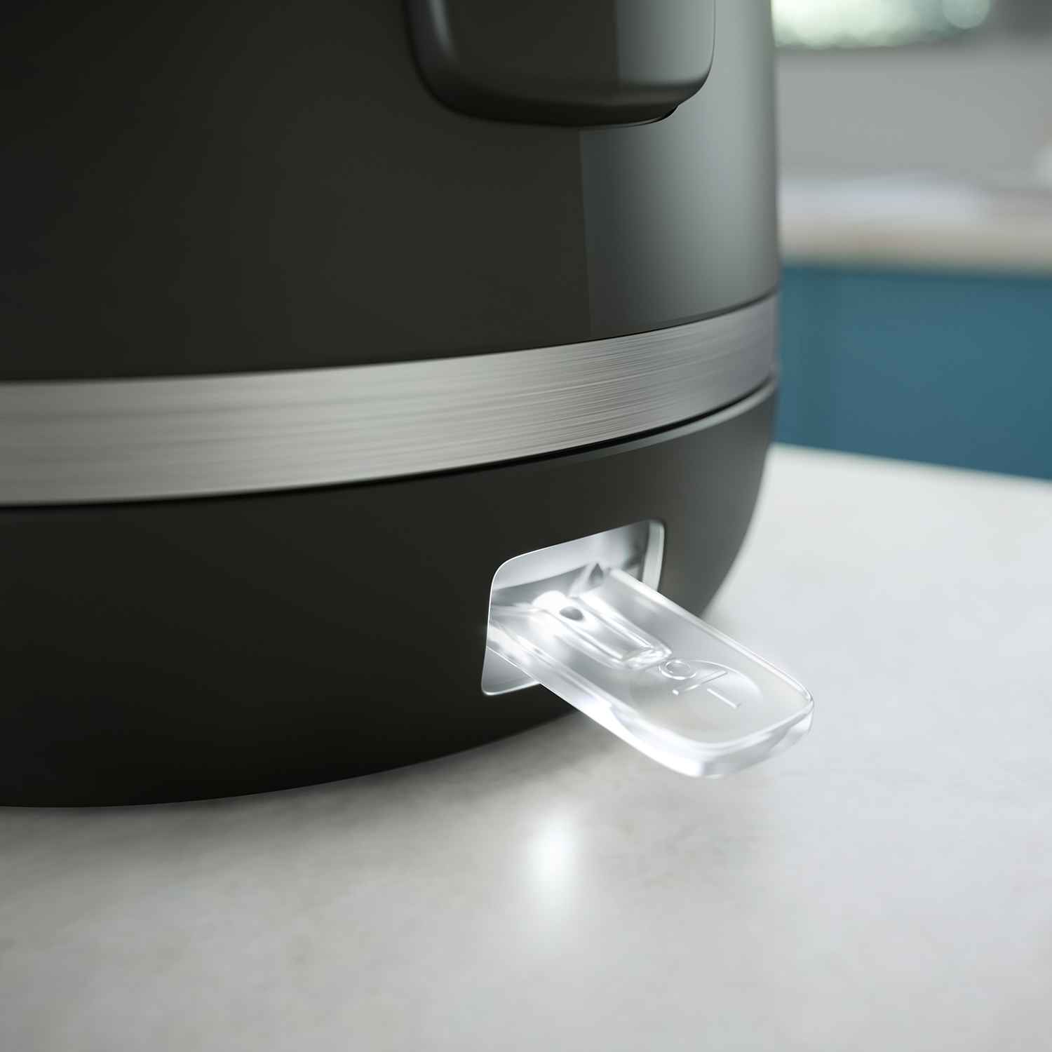 Nærbilde av en førsteklasses Philips Kettles vannkoker i matt svart med en transparent vannstandsmåler og børstet metall. Overlegen design for perfekt helning. Nærbilde av en førsteklasses Philips Kettles vannkoker i matt svart med en transparent vannstandsmåler og børstet metall. Overlegen design for perfekt helning.