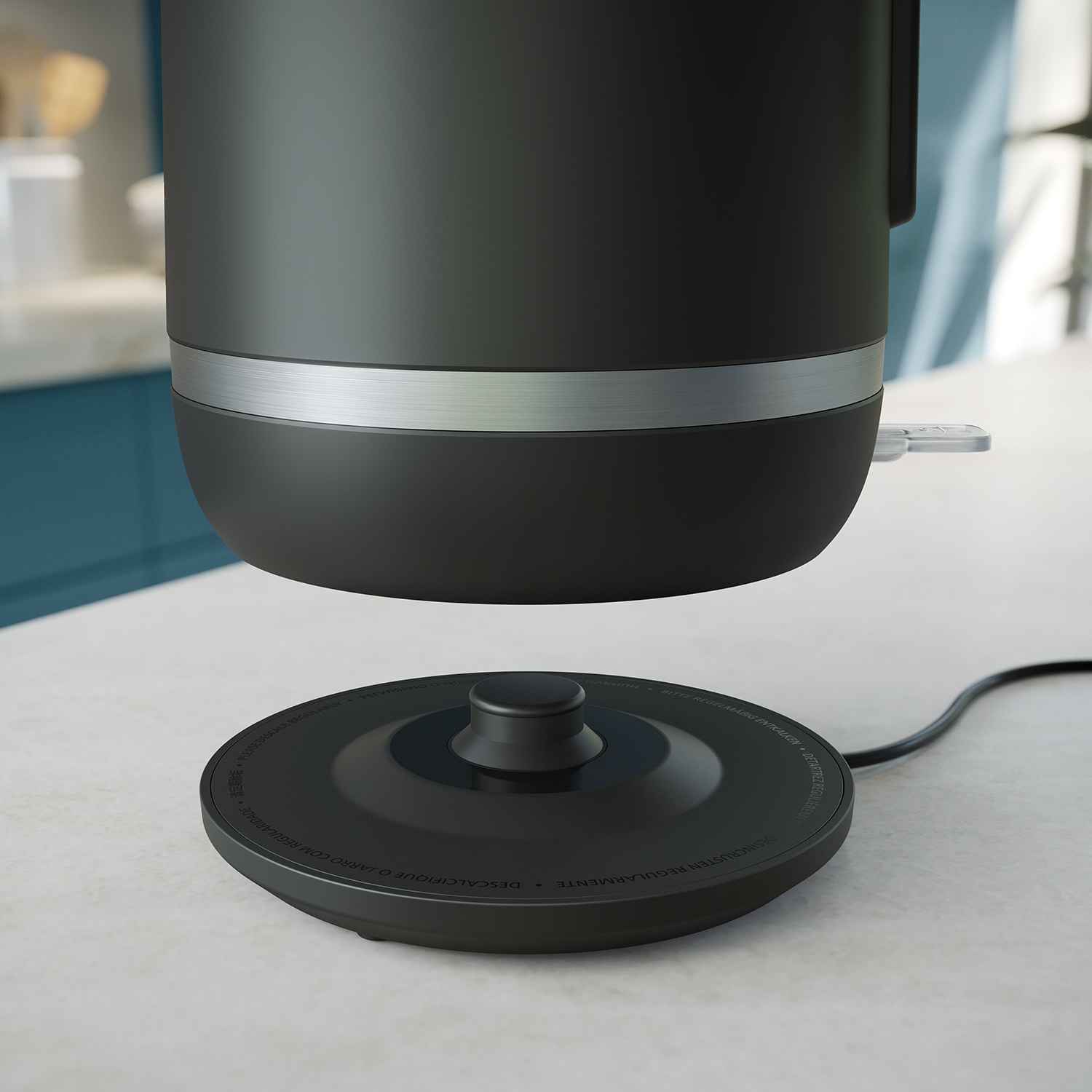 Philips kjøkkenvannkokere: svart vannkoker med trådløs design og detaljer i rustfritt stål, kombinerer banebrytende teknologi med overlegen design for en uovertruffen opplevelse. Philips kjøkkenvannkokere: svart vannkoker med trådløs design og detaljer i rustfritt stål, kombinerer banebrytende teknologi med overlegen design for en uovertruffen opplevelse.