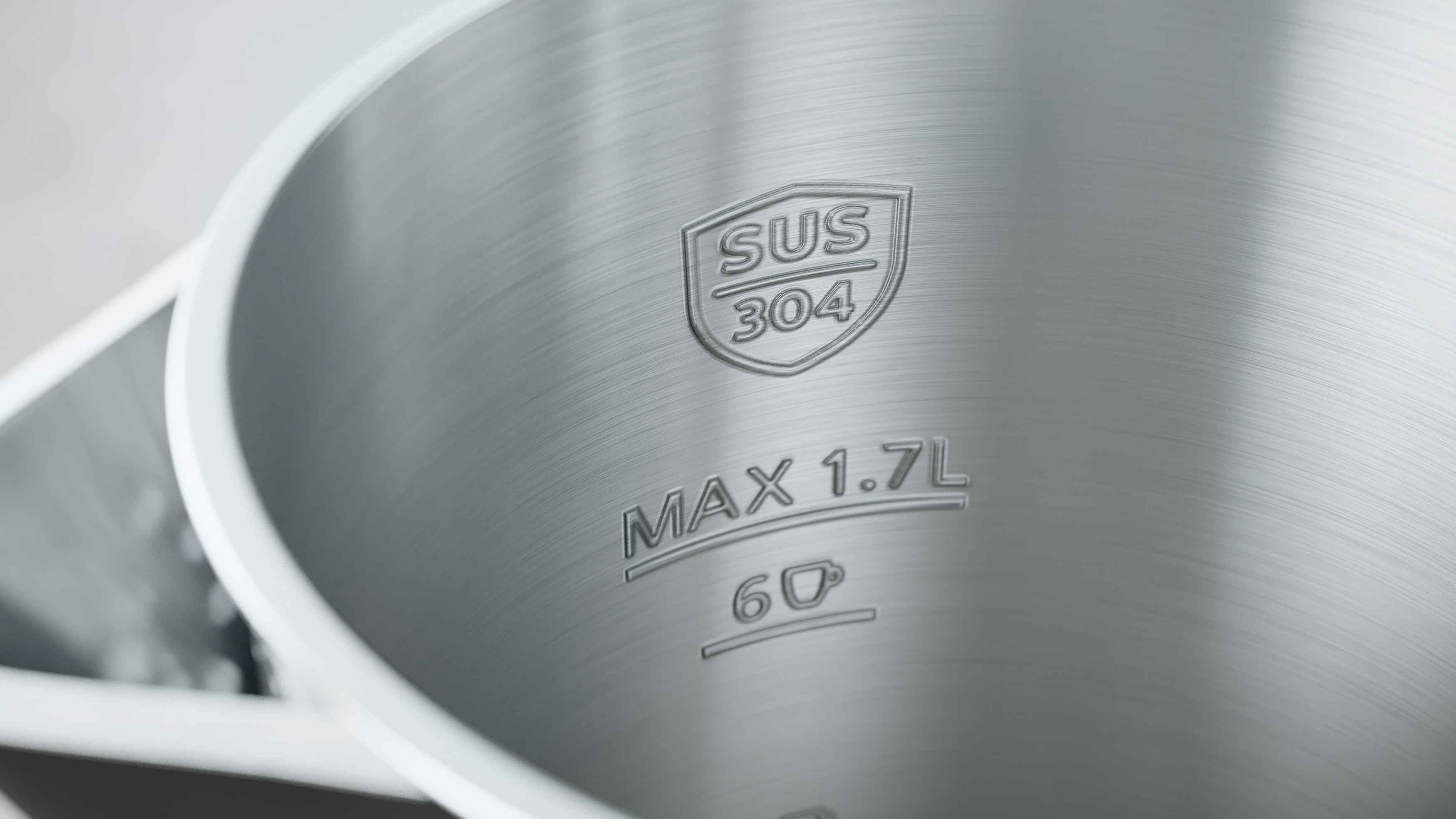 Nærbilde av et Philips vannkokerprodukt som demonstrerer overlegen design: Det børstede rustfrie stålinnredet har en MAX 1,7L fyllelinje og et SUS 304 matvaregodkjent rustfritt stålmerke, som sikrer eksepsjonell kvalitet og sikkerhet. Nærbilde av et Philips vannkokerprodukt som demonstrerer overlegen design: Det børstede rustfrie stålinnredet har en MAX 1,7L fyllelinje og et SUS 304 matvaregodkjent rustfritt stålmerke, som sikrer eksepsjonell kvalitet og sikkerhet.