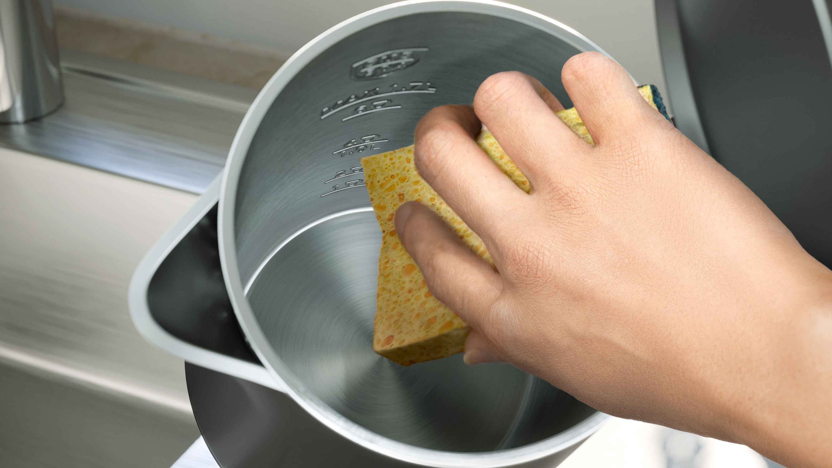 Philips vannkokerbilde: en hånd rengjør innsiden i rustfritt stål, og fremhever enkel rengjøring og overlegen design. Innsiden i børstet metall har tydelige vannstandmerker for ekstra bekvemmelighet. Philips vannkokerbilde: en hånd rengjør innsiden i rustfritt stål, og fremhever enkel rengjøring og overlegen design. Innsiden i børstet metall har tydelige vannstandmerker for ekstra bekvemmelighet.