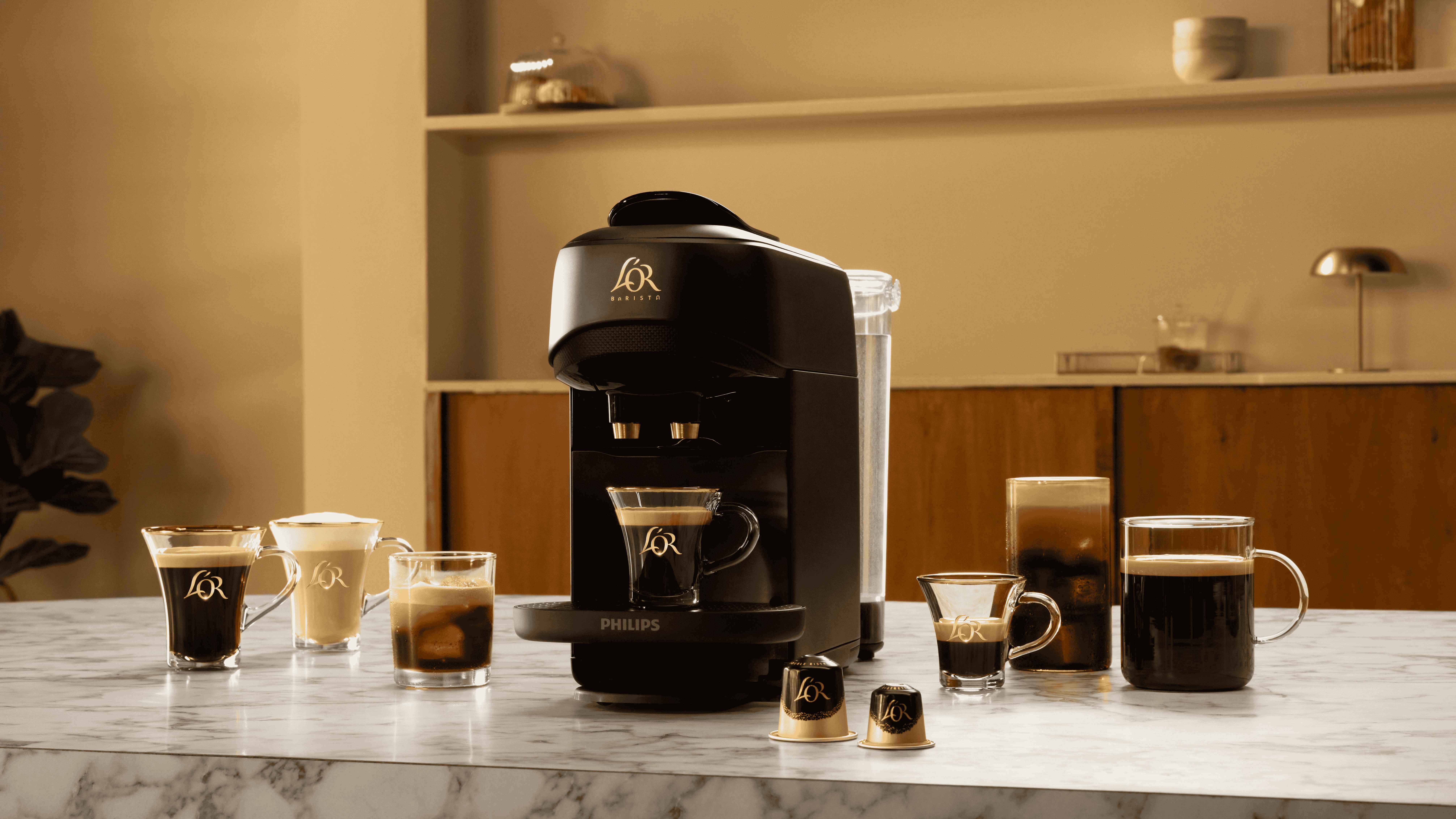 Philips L'OR Barista -laitteella valmistettu kahvi brändätyllä lasimukilla. Nauti erinomaisesta kahvista kapseleilla, jotka on suunniteltu äärimmäiseen kokemukseen. Philips L'OR Barista -laitteella valmistettu kahvi brändätyllä lasimukilla. Nauti erinomaisesta kahvista kapseleilla, jotka on suunniteltu äärimmäiseen kokemukseen.