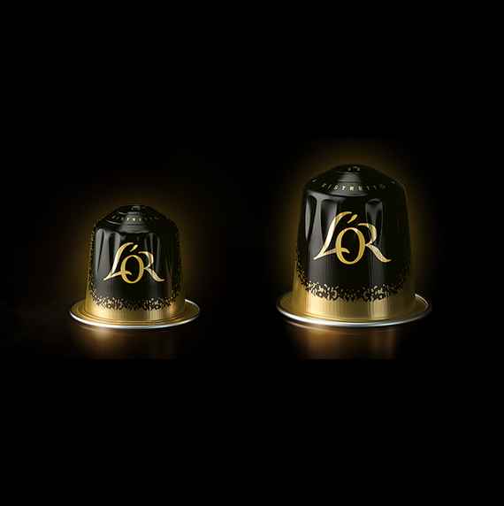 Philips L'Or: Ensiluokkaiset mustat ja kultaiset kahvikapselit tarjoavat vertaansa vailla olevan käyttökokemuksen, yhdistäen ylivertaisen muotoilun huipputeknologiaan. Philips L'Or: Ensiluokkaiset mustat ja kultaiset kahvikapselit tarjoavat vertaansa vailla olevan käyttökokemuksen, yhdistäen ylivertaisen muotoilun huipputeknologiaan.