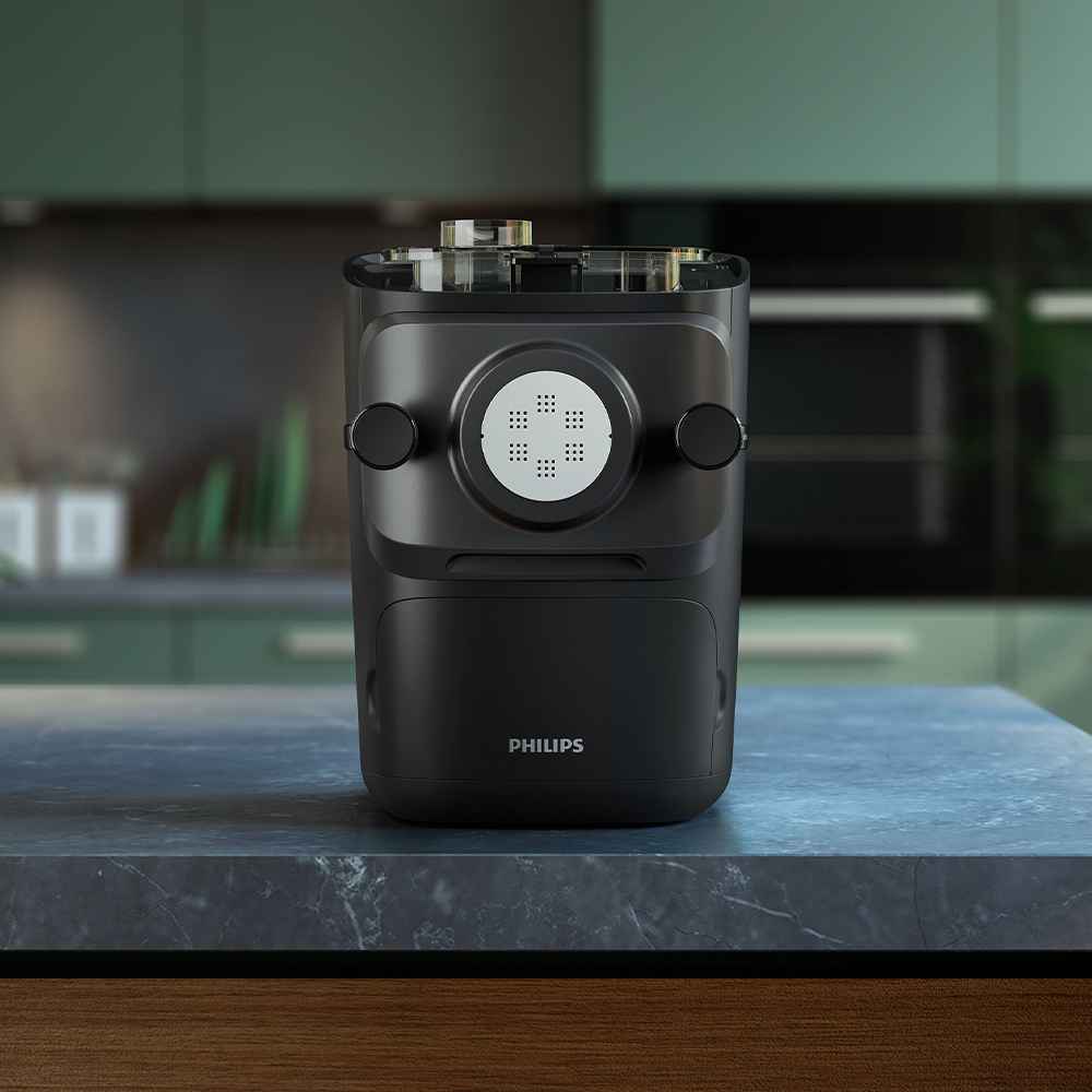 Kobieta wlewa płyn do eleganckiej, szarej maszynki do makaronu Philips. Linia Philips Pasta Maker łączy technologię z designem i podkreśla świeży, domowy makaron. Kobieta wlewa płyn do eleganckiej, szarej maszynki do makaronu Philips. Linia Philips Pasta Maker łączy technologię z designem i podkreśla świeży, domowy makaron.