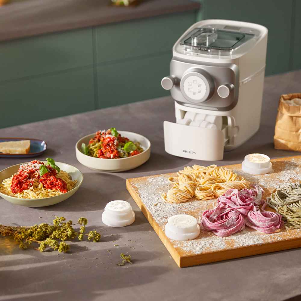 Ciesz się świeżym makaronem z Philips Pasta Maker. Wsyp mąkę, a urządzenie pokaże czas i wagę, gwarantując domowy makaron za każdym razem. Ciesz się świeżym makaronem z Philips Pasta Maker. Wsyp mąkę, a urządzenie pokaże czas i wagę, gwarantując domowy makaron za każdym razem.