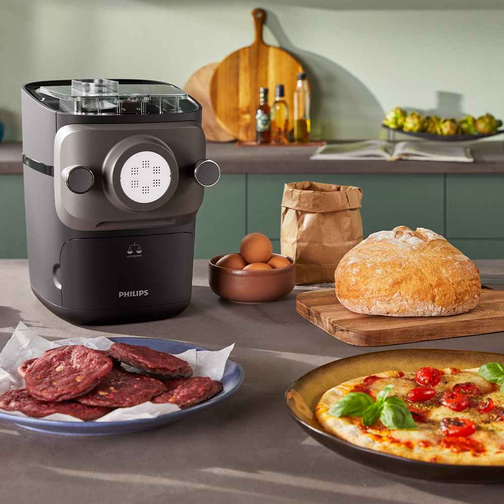 Philips pastamaskin. Høykvalitets pastamaskin i et kjøkkenmiljø med fersk pasta, pizza, egg og ferskt brød, som eksemplifiserer overlegen design og brukeropplevelse. Philips pastamaskin. Høykvalitets pastamaskin i et kjøkkenmiljø med fersk pasta, pizza, egg og ferskt brød, som eksemplifiserer overlegen design og brukeropplevelse.