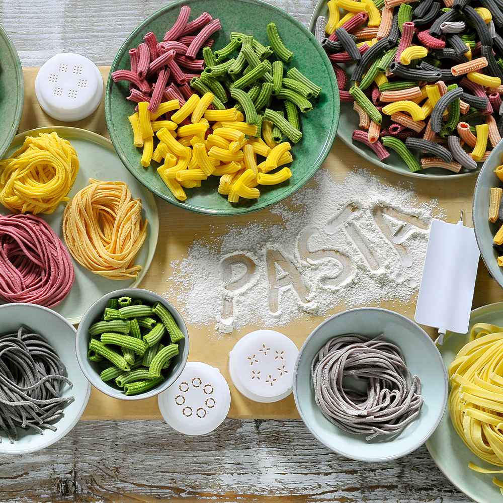 Philips pastamaskin som viser fersk pasta i mange farger og former, og som legemliggjør den ultimate hjemmelagde pastaopplevelsen med overlegen design og teknologi. Philips pastamaskin som viser fersk pasta i mange farger og former, og som legemliggjør den ultimate hjemmelagde pastaopplevelsen med overlegen design og teknologi.