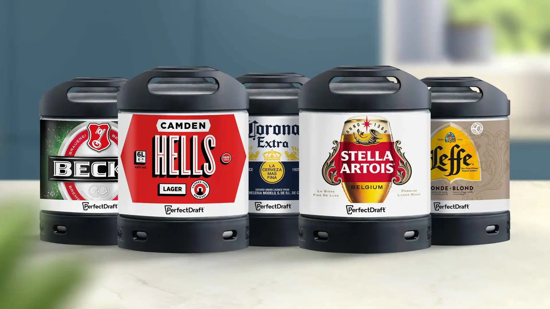 Detailní záběr pivních sudů Philips Perfect Draft značek Beck's, Camden Hells, Corona Extra, Stella Artois a Leffe, které představují prémiový domácí výčepní systém. Detailní záběr pivních sudů Philips Perfect Draft značek Beck's, Camden Hells, Corona Extra, Stella Artois a Leffe, které představují prémiový domácí výčepní systém.