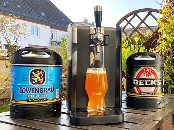 Philips PerfectDraft øl dispenser som skjenker i et glass. Fat med Lowenbrau og Becks illustrerer kompatible ølvalg. Opplev den ultimate hjemmetappeopplevelsen. Philips PerfectDraft øl dispenser som skjenker i et glass. Fat med Lowenbrau og Becks illustrerer kompatible ølvalg. Opplev den ultimate hjemmetappeopplevelsen.