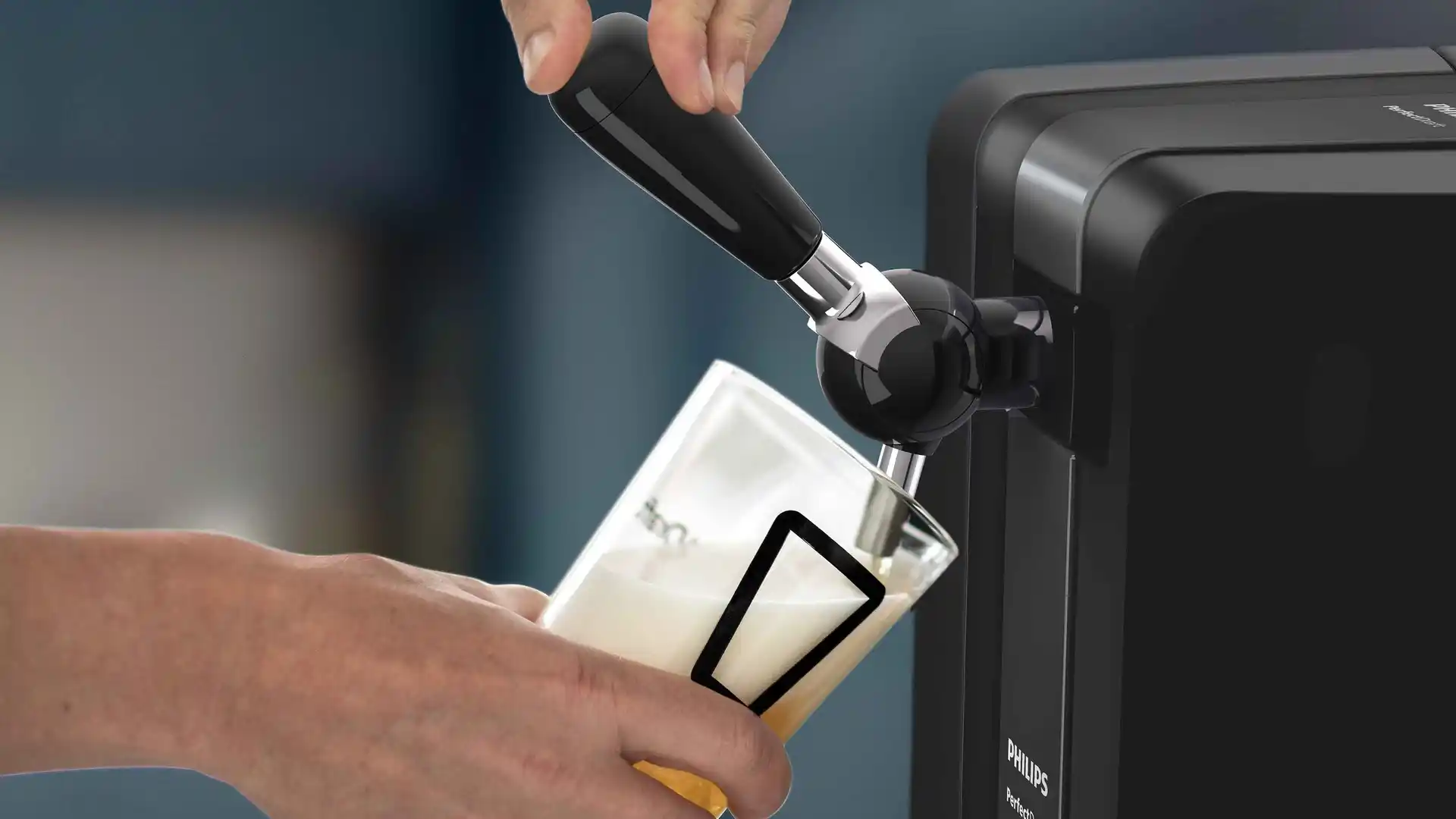 Zbliżenie na dystrybutor piwa Philips Perfect Draft w akcji, nalewający idealną pintę do spersonalizowanego szkła. Ciesz się świeżym, barowym piwem w domu dzięki temu systemowi. Zbliżenie na dystrybutor piwa Philips Perfect Draft w akcji, nalewający idealną pintę do spersonalizowanego szkła. Ciesz się świeżym, barowym piwem w domu dzięki temu systemowi.