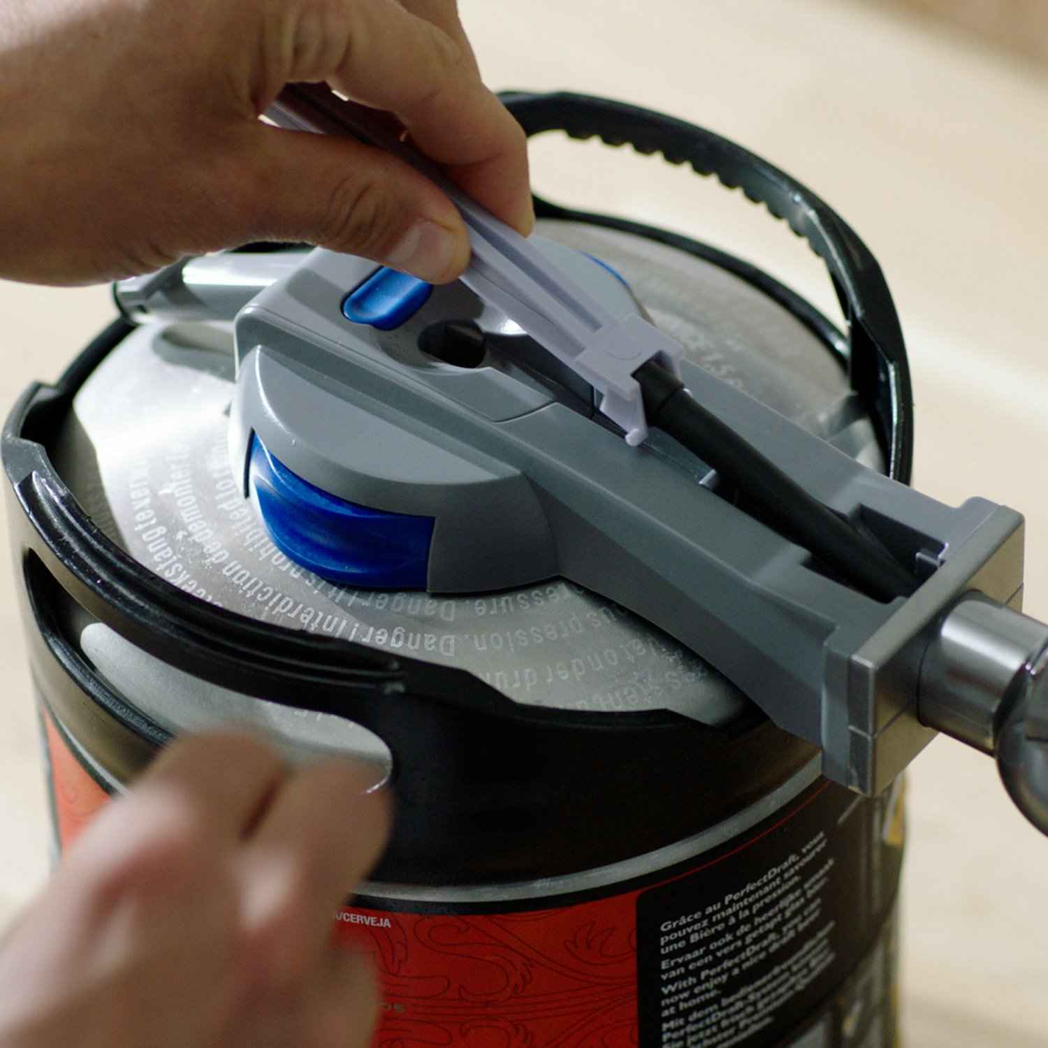 Nærbillede af en øltønde, der tilsluttes et Philips Perfect Draft-system i et køkkenmiljø. Indeholder et gråt plastikhus, en blå knap, der sikrer en perfekt skænket øl for en uforlignelig oplevelse derhjemme. Nærbillede af en øltønde, der tilsluttes et Philips Perfect Draft-system i et køkkenmiljø. Indeholder et gråt plastikhus, en blå knap, der sikrer en perfekt skænket øl for en uforlignelig oplevelse derhjemme.