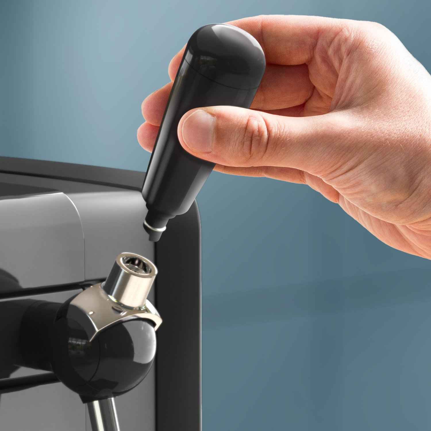 Nærbilde av en hånd som setter inn en svart tappekran i en Philips Perfect Draft øldispenser, som lover øl av barkvalitet hjemme med enkelt oppsett. Nærbilde av en hånd som setter inn en svart tappekran i en Philips Perfect Draft øldispenser, som lover øl av barkvalitet hjemme med enkelt oppsett.