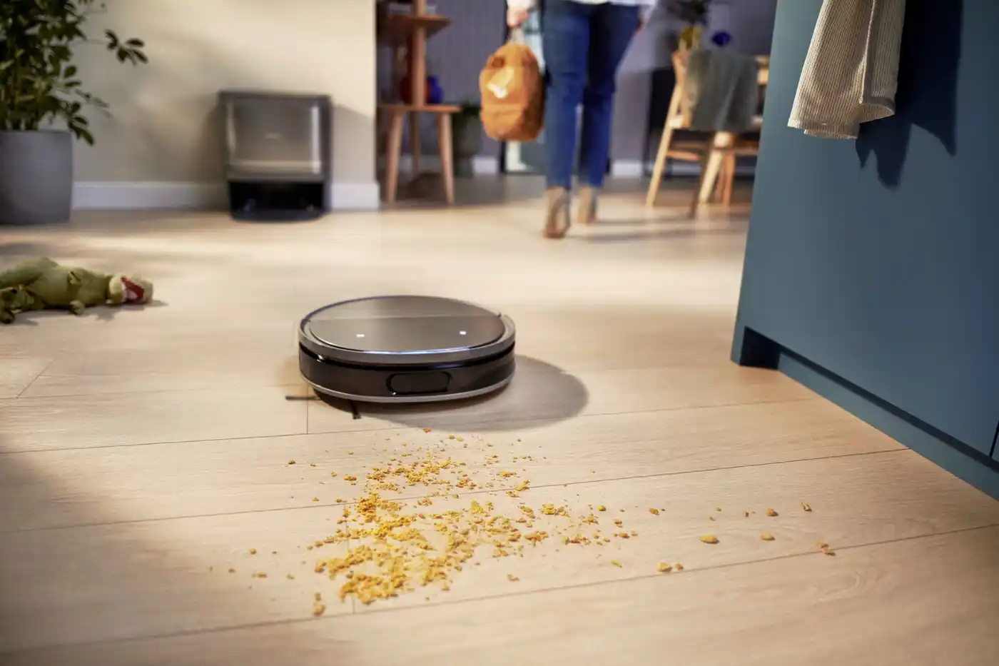 Philips Robot 9000 nettoie sans effort les miettes sur un sol en bois clair. Cette innovation Philips Floor Care assure un nettoyage automatisé impeccable, simplifiant l'entretien de la maison. Philips Robot 9000 nettoie sans effort les miettes sur un sol en bois clair. Cette innovation Philips Floor Care assure un nettoyage automatisé impeccable, simplifiant l'entretien de la maison.